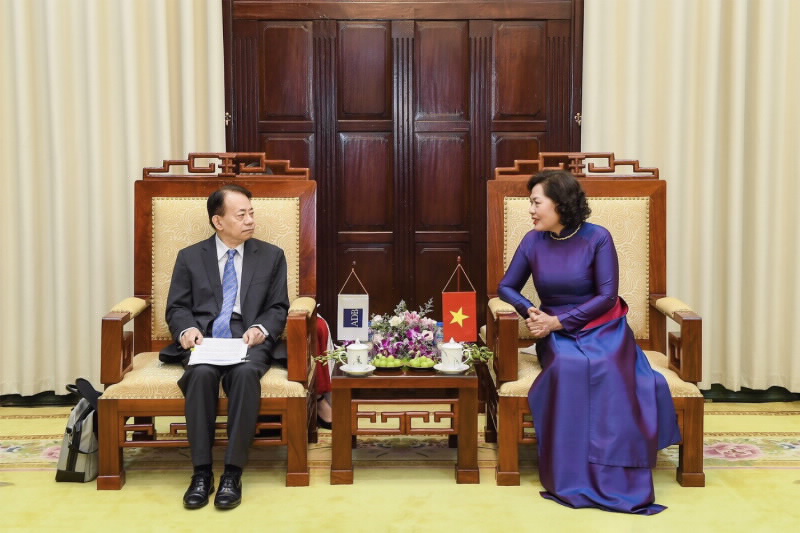 Governor Nguyen Thi Hong meets ADB President