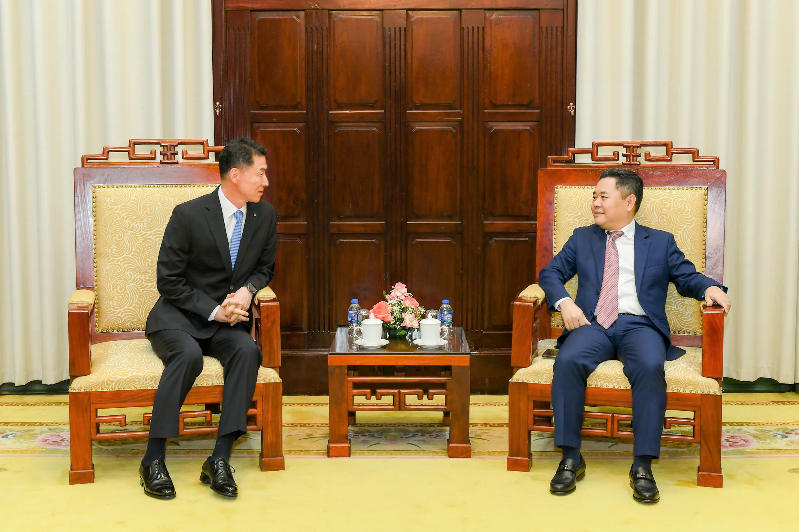 Phó Thống đốc Nguyễn Ngọc Cảnh tiếp Chủ tịch kiêm Tổng Giám đốc Ngân hàng Công nghiệp Hàn Quốc