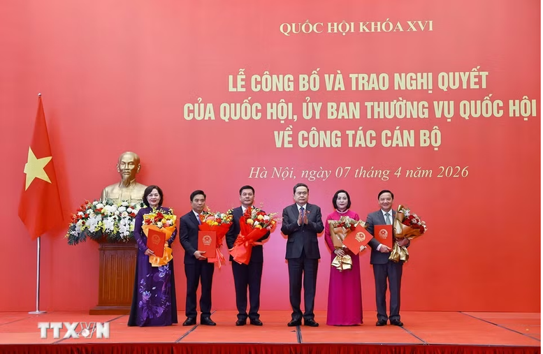 Chủ tịch Quốc hội Trần Thanh Mẫn trao quyết định cho các Phó Chủ tịch Quốc hội khóa XVI