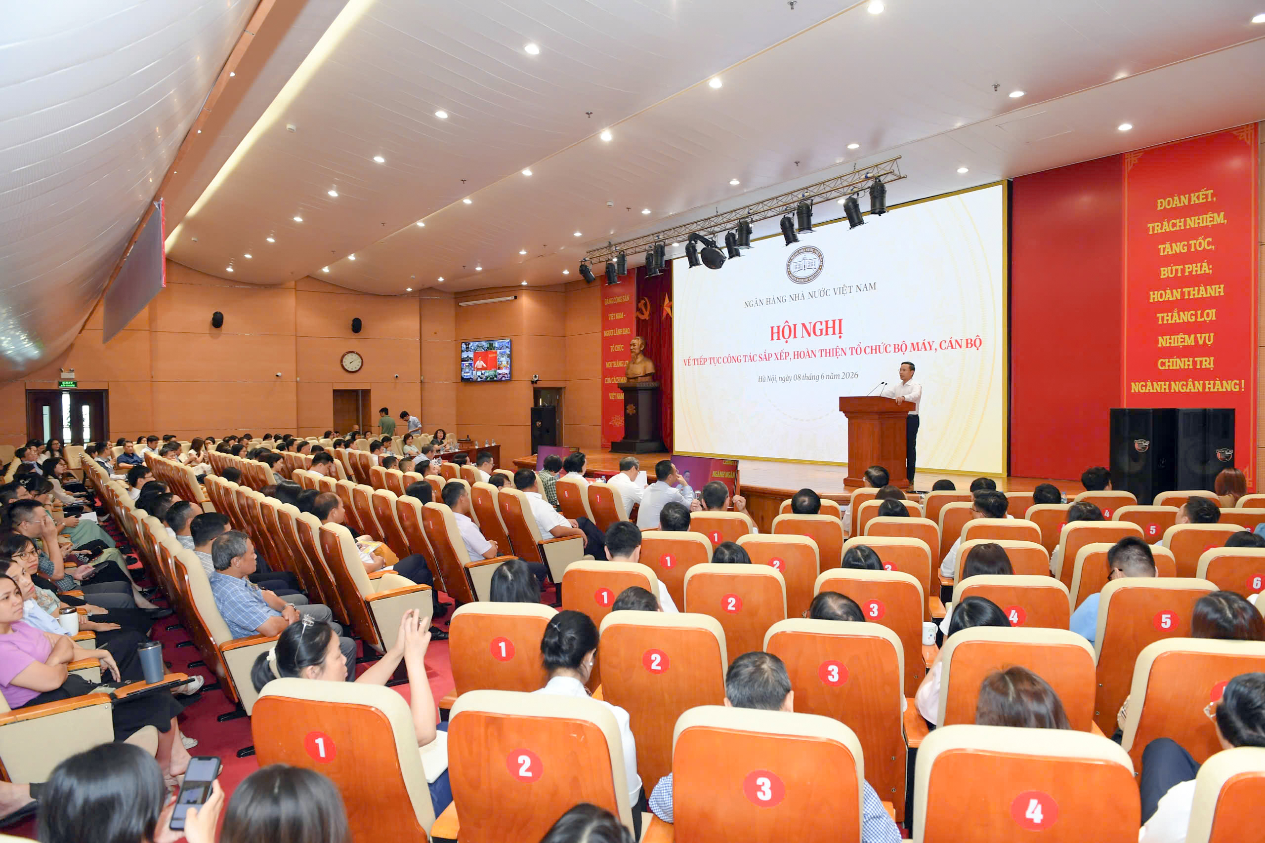 Tiếp tục kiện toàn cơ cấu tổ chức bộ máy NHNN đảm bảo tinh, gọn, mạnh, hiệu lực, hiệu quả