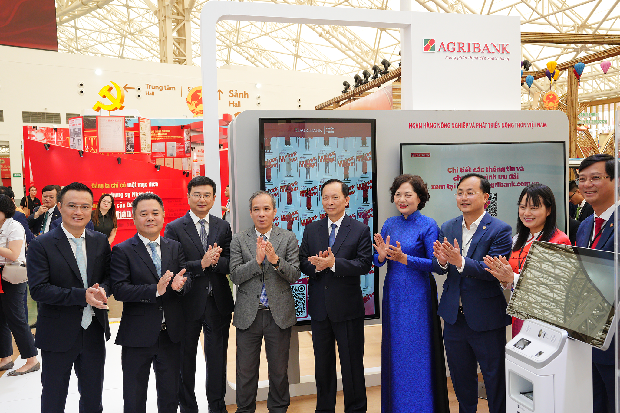 Ban Lãnh đạo NHNN tham quan các gian trưng bày sản phẩm của 15 ngân hàng thương mại tiêu biểu. Các gian trưng bày sản phẩm đều ấn tượng với những sản phẩm tài chính ưu việt, những giải pháp số tiên tiến và dịch vụ cá nhân hóa được trình diễn sống động, tương tác chân thực, công nghệ chạm đến từng giác quan.