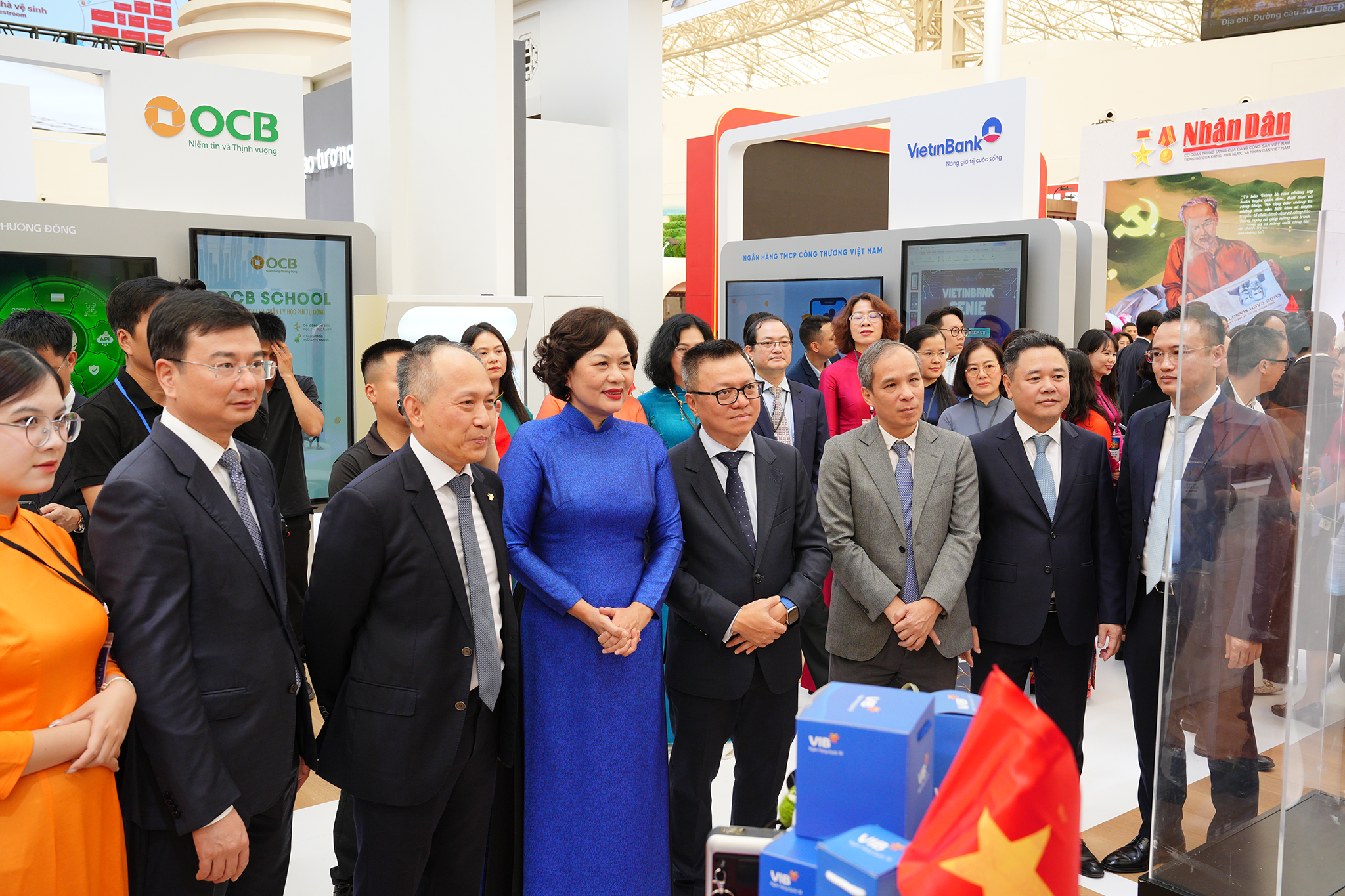 Ban Lãnh đạo NHNN tham quan các gian trưng bày sản phẩm của 15 ngân hàng thương mại tiêu biểu. Các gian trưng bày sản phẩm đều ấn tượng với những sản phẩm tài chính ưu việt, những giải pháp số tiên tiến và dịch vụ cá nhân hóa được trình diễn sống động, tương tác chân thực, công nghệ chạm đến từng giác quan.