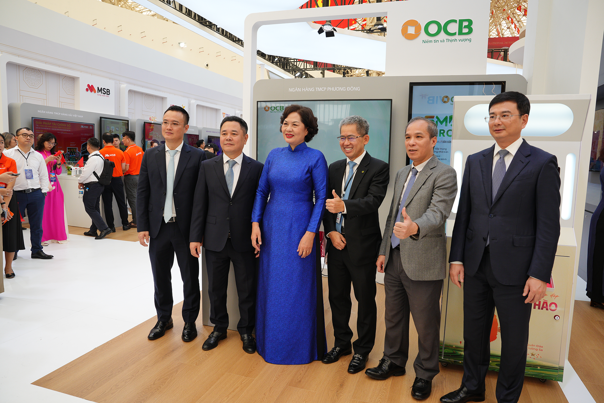 Ban Lãnh đạo NHNN tham quan các gian trưng bày sản phẩm của 15 ngân hàng thương mại tiêu biểu. Các gian trưng bày sản phẩm đều ấn tượng với những sản phẩm tài chính ưu việt, những giải pháp số tiên tiến và dịch vụ cá nhân hóa được trình diễn sống động, tương tác chân thực, công nghệ chạm đến từng giác quan.