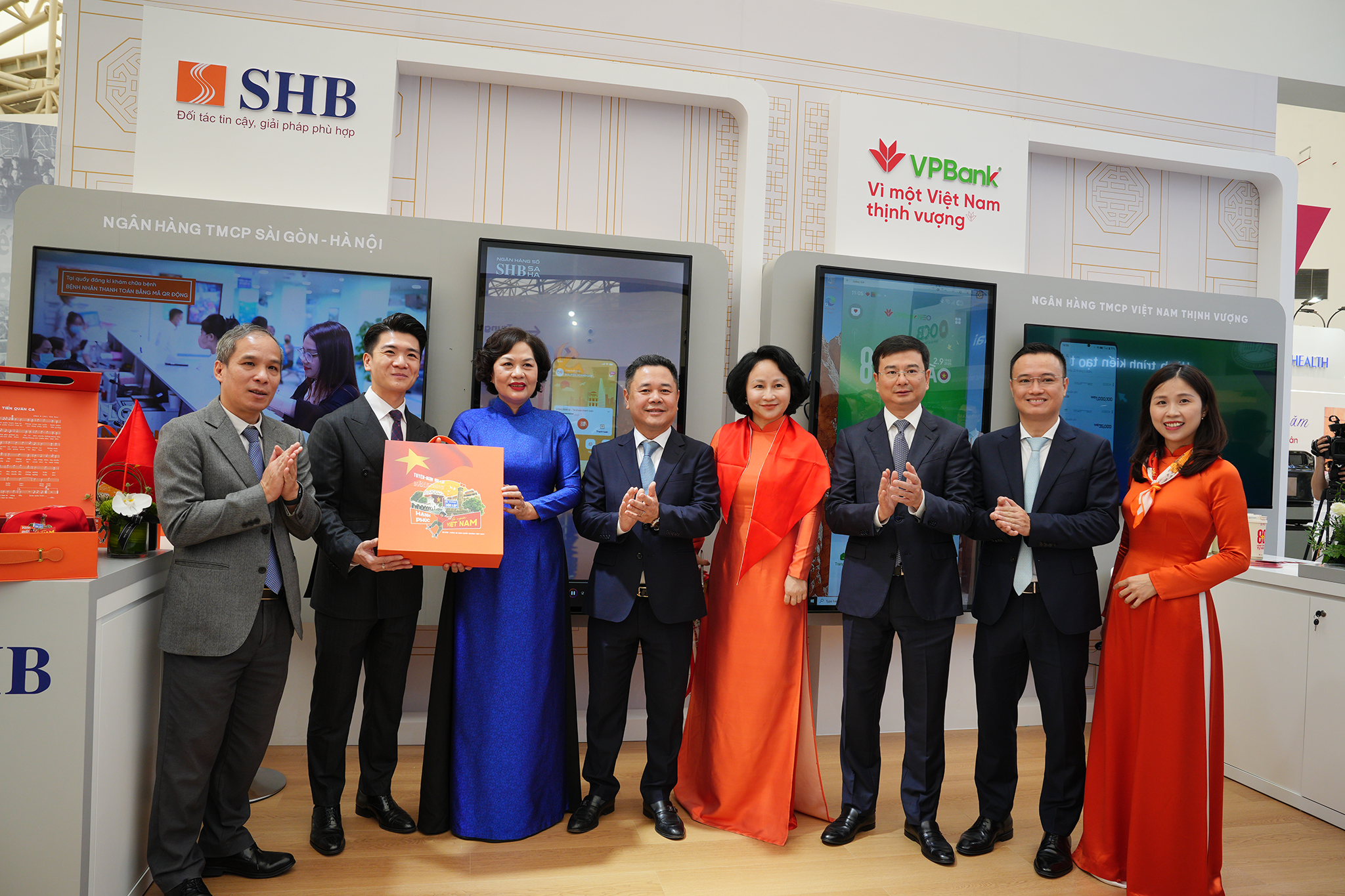 Ban Lãnh đạo NHNN tham quan các gian trưng bày sản phẩm của 15 ngân hàng thương mại tiêu biểu. Các gian trưng bày sản phẩm đều ấn tượng với những sản phẩm tài chính ưu việt, những giải pháp số tiên tiến và dịch vụ cá nhân hóa được trình diễn sống động, tương tác chân thực, công nghệ chạm đến từng giác quan.
