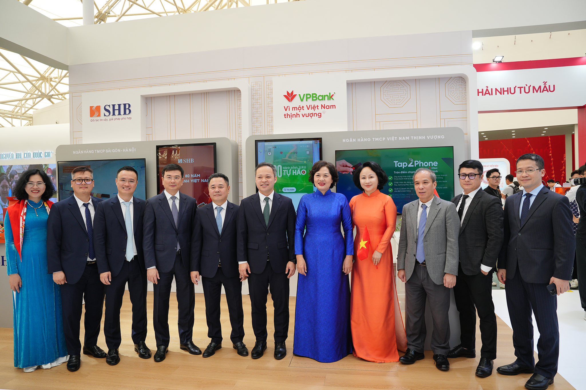 Ban Lãnh đạo NHNN tham quan các gian trưng bày sản phẩm của 15 ngân hàng thương mại tiêu biểu. Các gian trưng bày sản phẩm đều ấn tượng với những sản phẩm tài chính ưu việt, những giải pháp số tiên tiến và dịch vụ cá nhân hóa được trình diễn sống động, tương tác chân thực, công nghệ chạm đến từng giác quan.