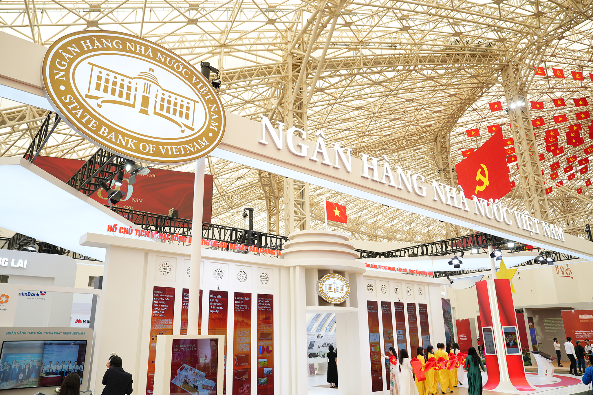 Gian triển lãm của ngành Ngân hàng mô phỏng hình dáng trụ sở tòa nhà NHNN