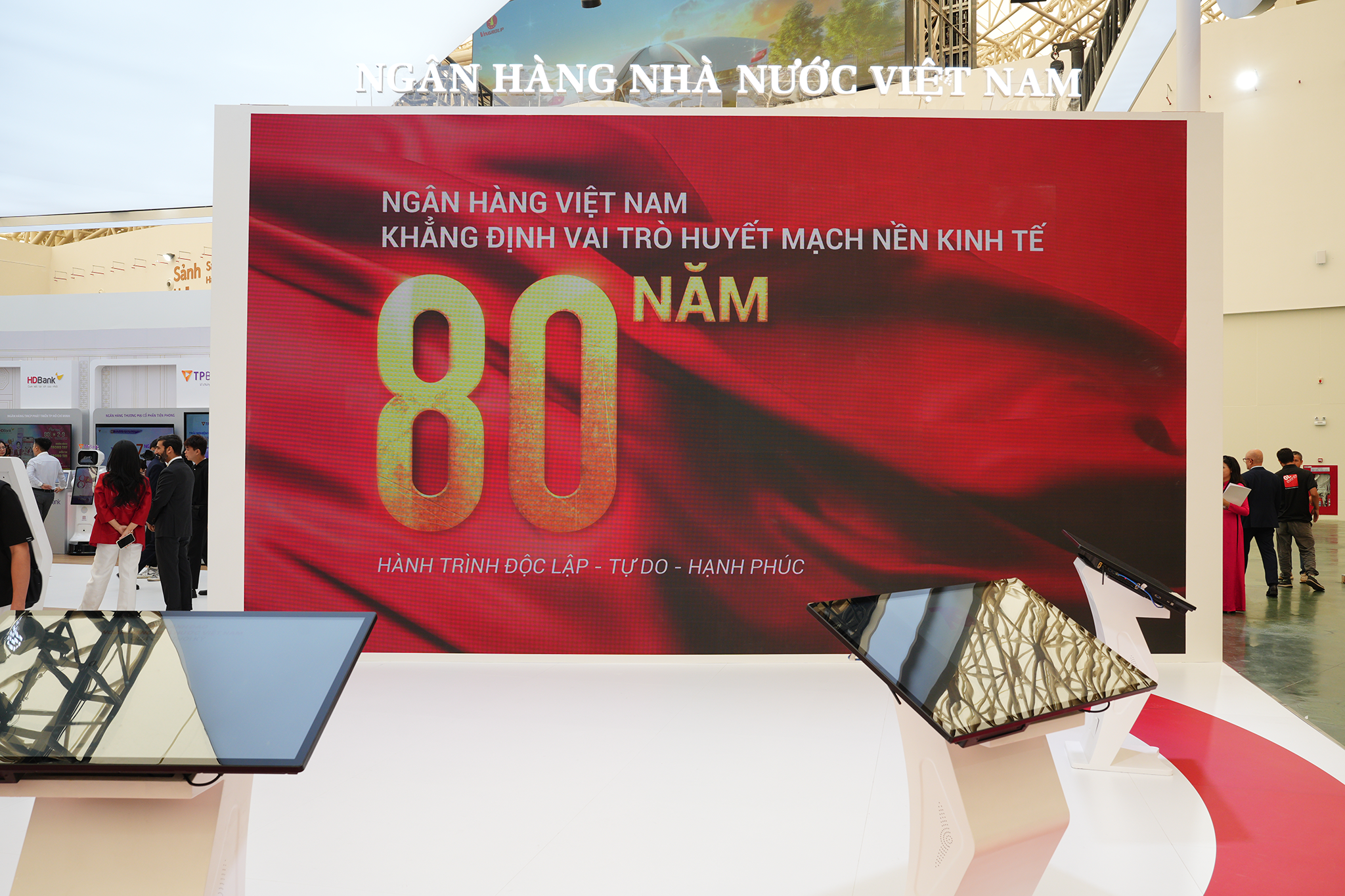 Các đại biểu chụp ảnh lưu niệm tại Phân khu 