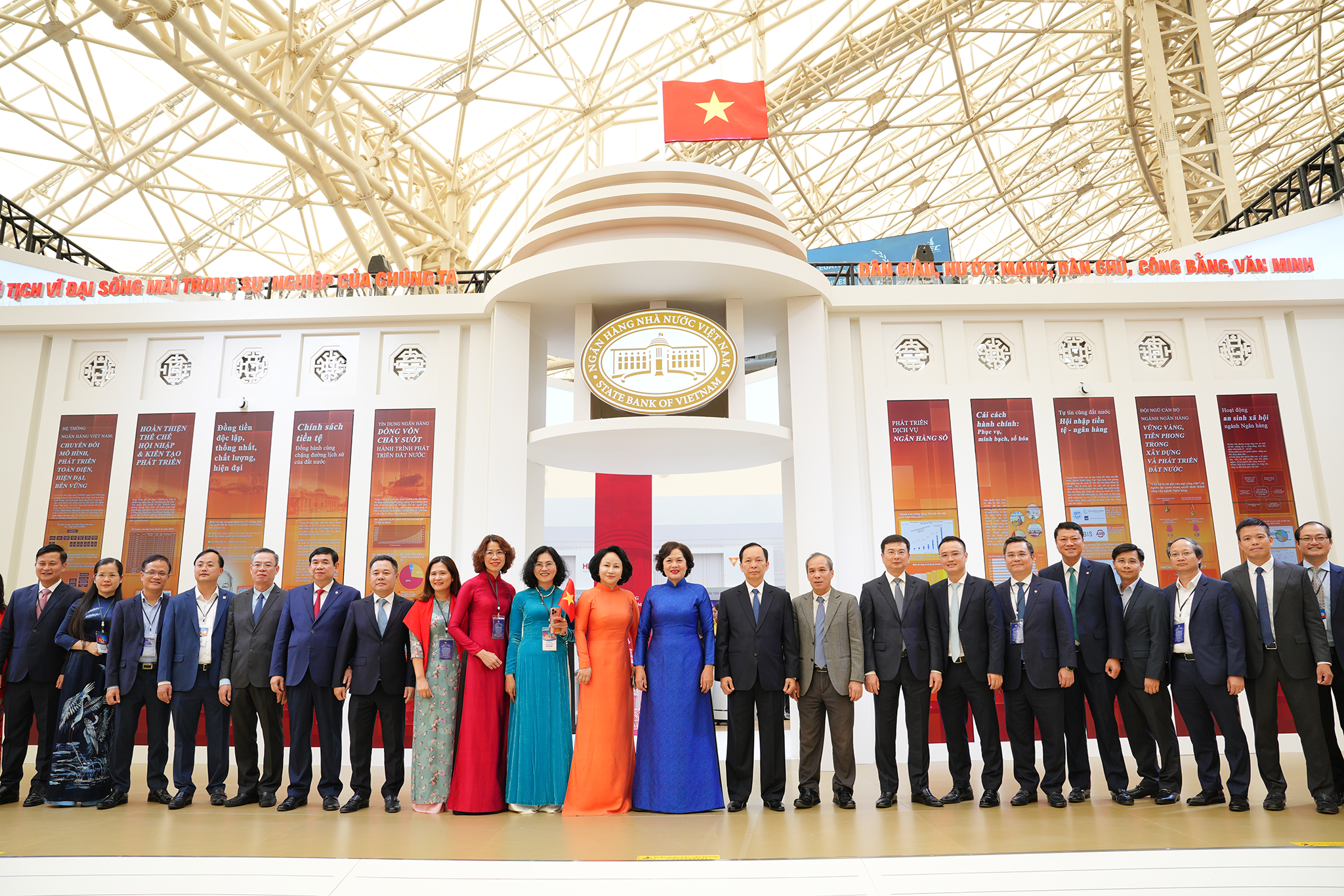 Ban lãnh đạo NHNN cùng đại diện các đơn vị trực thuộc và ngân hàng thương mại chụp ảnh lưu niệm tại gian triển lãm của ngành Ngân hàng