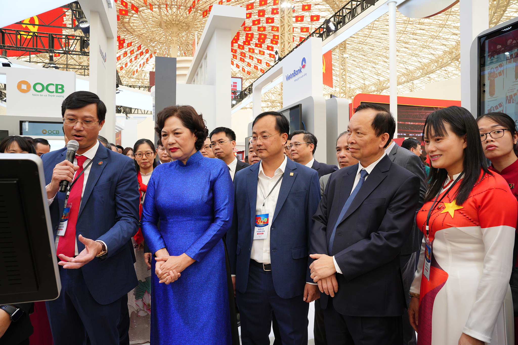 Ban Lãnh đạo NHNN tham quan các gian trưng bày sản phẩm của 15 ngân hàng thương mại tiêu biểu. Các gian trưng bày sản phẩm đều ấn tượng với những sản phẩm tài chính ưu việt, những giải pháp số tiên tiến và dịch vụ cá nhân hóa được trình diễn sống động, tương tác chân thực, công nghệ chạm đến từng giác quan.