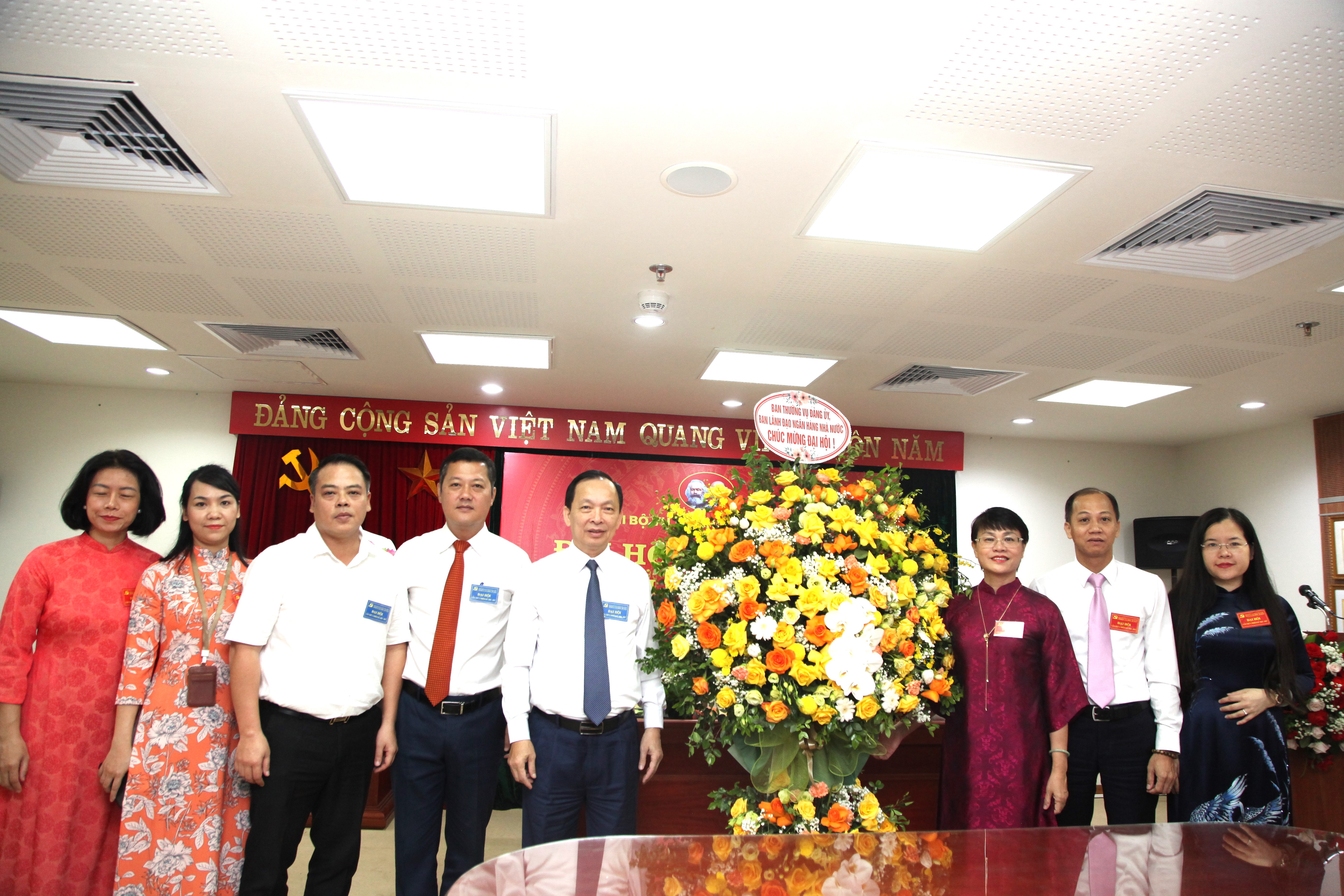 Thay mặt Ban Thường vụ Đảng ủy, Ban Lãnh đạo NHNN, Phó Thống đốc Thường trực NHNN Đào Minh Tú tặng hoa chúc mừng Đại hội