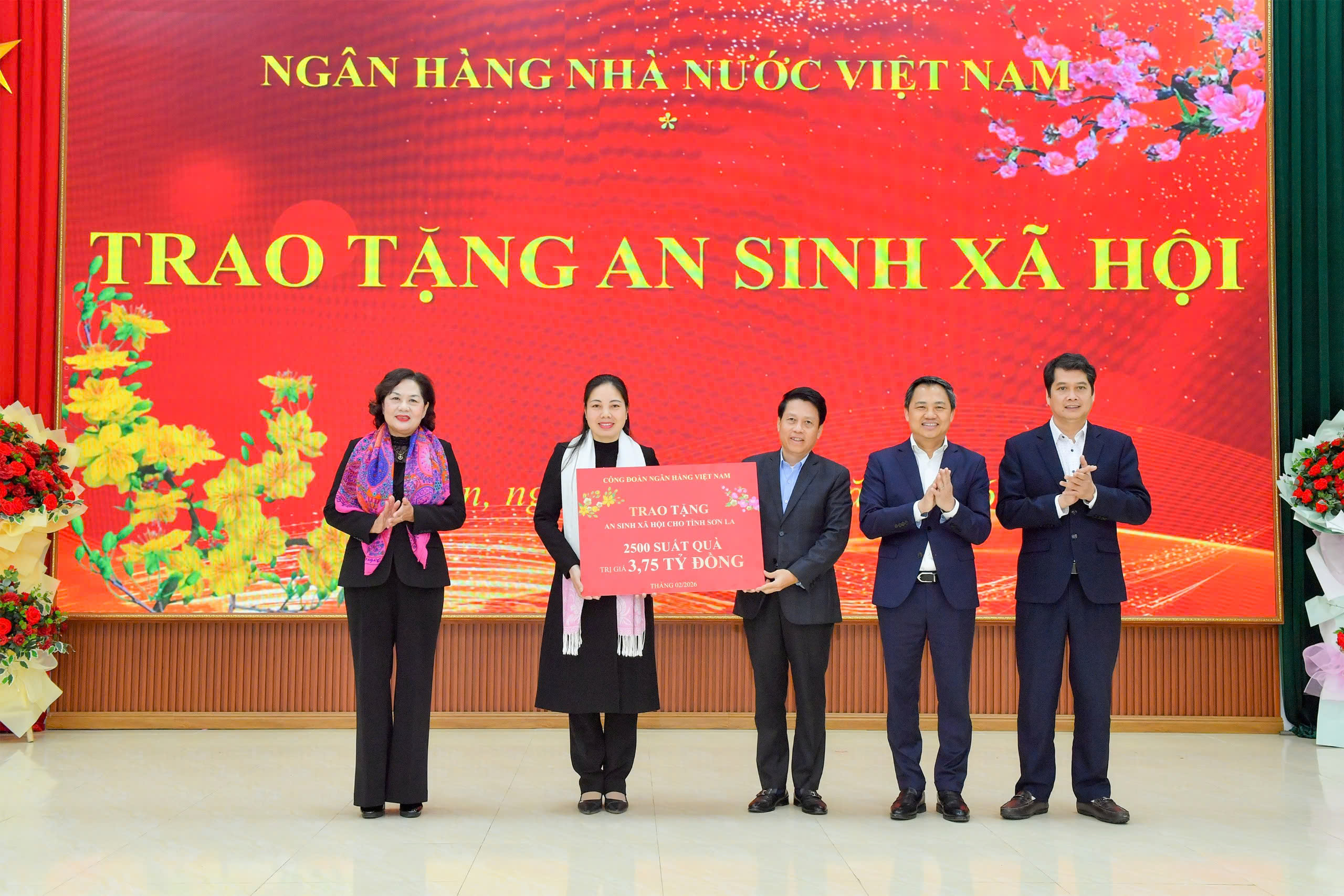 Thống đốc Nguyễn Thị Hồng và Đoàn công tác Ngân hàng Nhà nước thăm, tặng quà các gia đình chính sách, hộ nghèo tại Sơn La