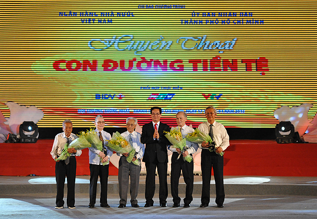 Thủ tướng tặng hoa