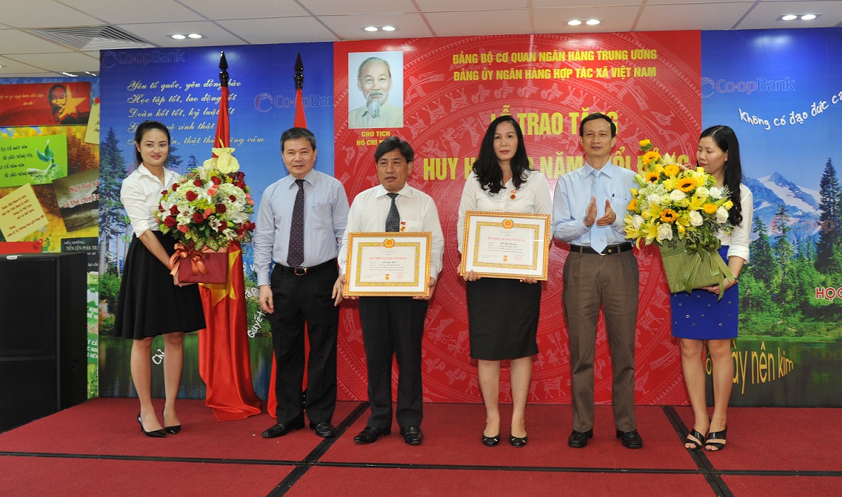 Đ/c Lê Văn Hải và Đ/c Đỗ Thị Nương đón nhận Huy hiệu 30 năm tuổi Đảng