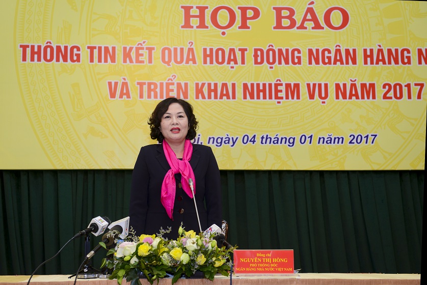 Phó Thống đốc Nguyễn Thị Hồng trả lời câu hỏi của phóng viên