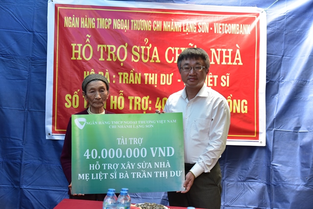 Vietcombank chi nhánh Lạng Sơn trao tặng kinh phí sửa chữa nhà ở cho gia đình mẹ liệt sĩ