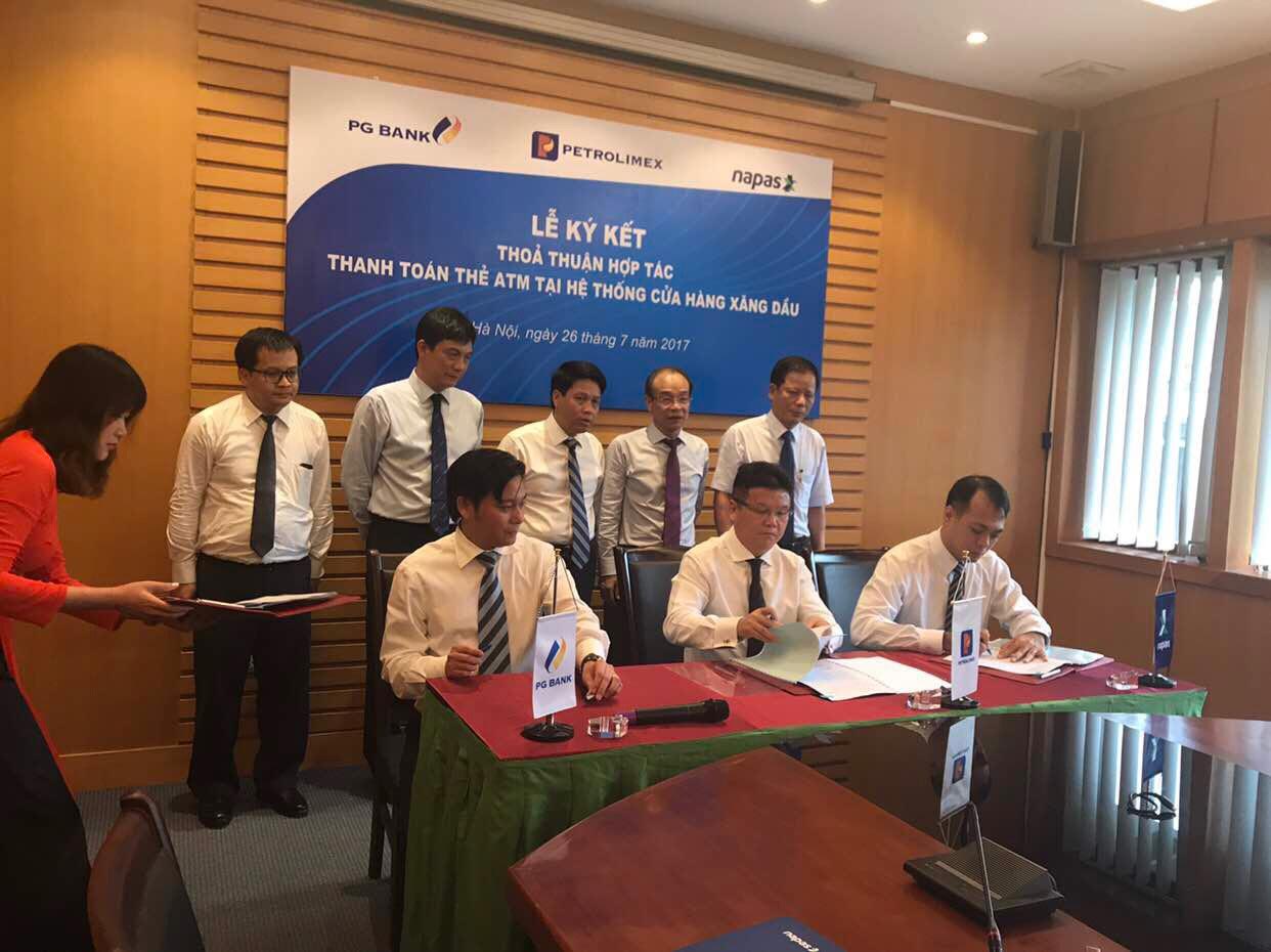 Từ ngày 1.8.2017, thẻ ATM của 41 ngân hàng có thể mua xăng dầu tại cửa hàng xăng dầu của Petrolimex trên toàn quốc
