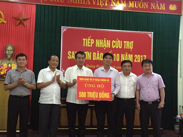 Vietcombank trao 1 tỷ đồng ủng hộ đồng bào miền Trung bị thiệt hại do cơn bão số 10