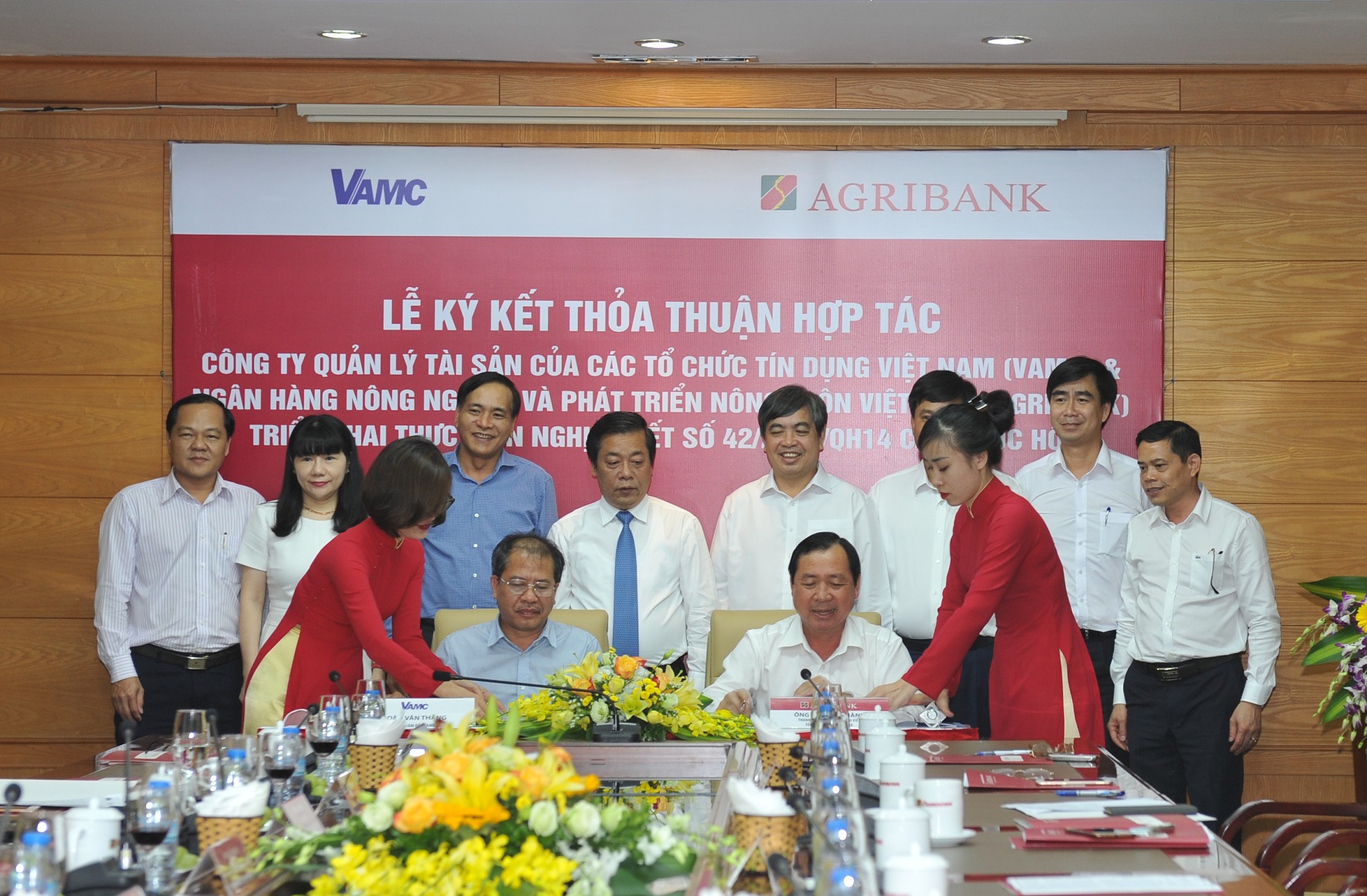 Đại diện Agribank và VAMC ký kết thỏa thuận hợp tác