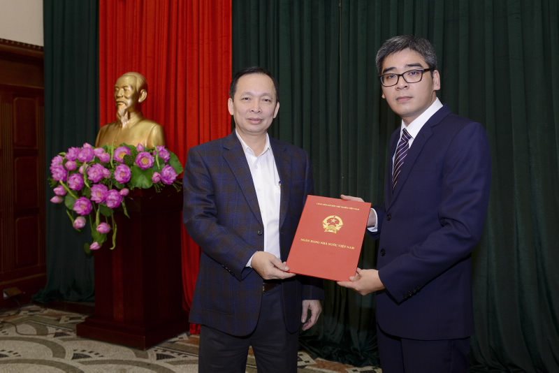 Deputy Governor Dao Minh Tu grants the Decision to Mr. Nguyen Duc Cuong