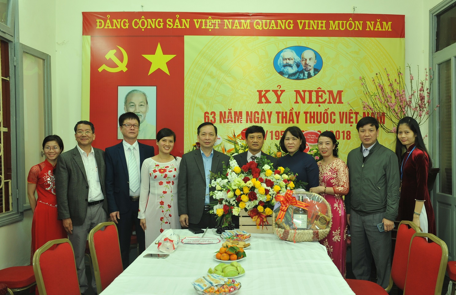 Phó Thống đốc Đào Minh Tú tặng lẵng hoa chúc mừng