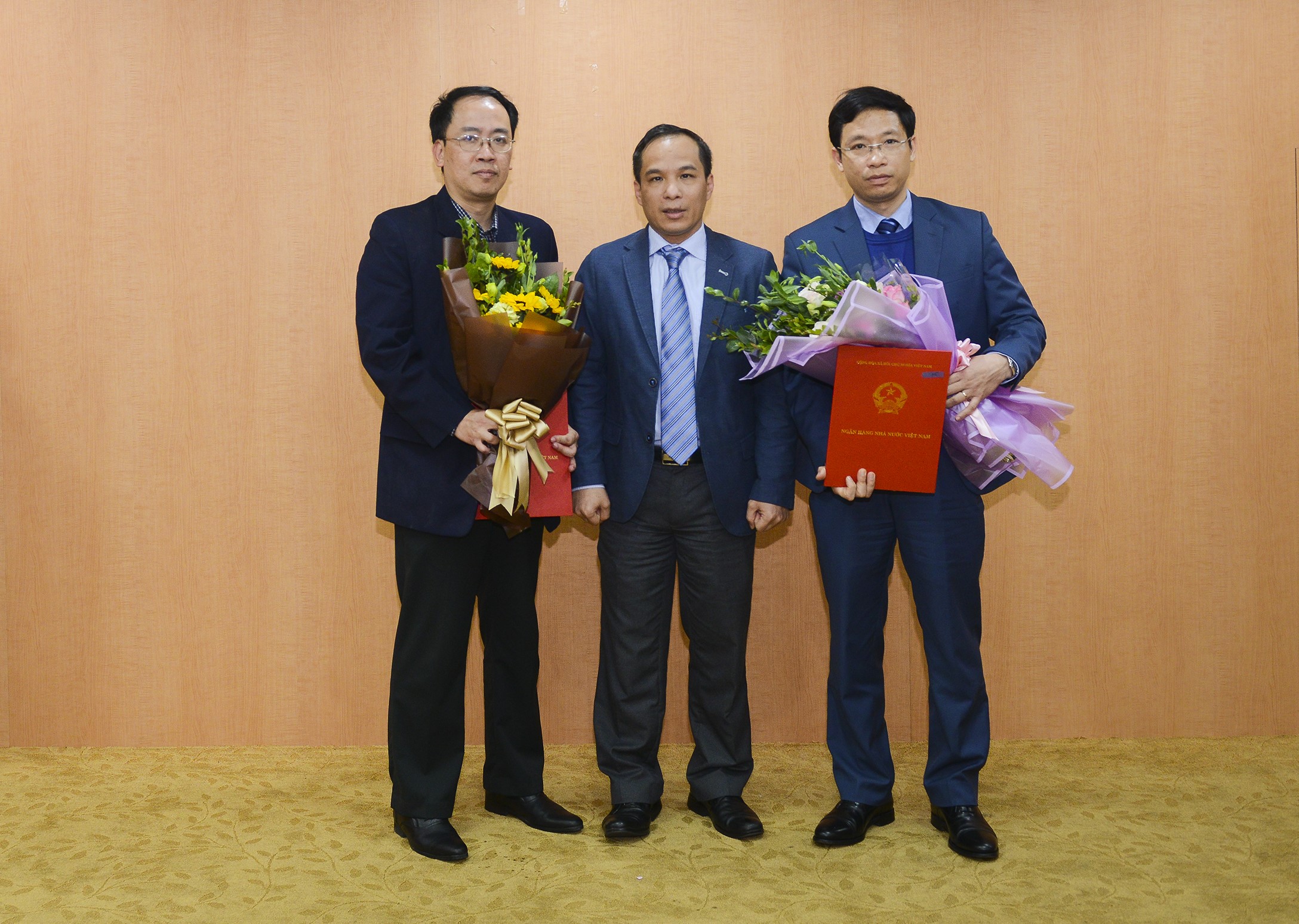 Phó Thống đốc Đoàn Thái Sơn tặng hoa chúc mừng Vụ trưởng và Phó Vụ trưởng Vụ 4