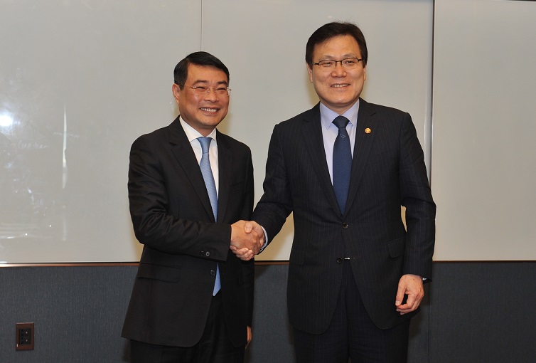 Thống đốc Lê Minh Hưng chào mừng Chủ tịch FSC Jong Ku Choi