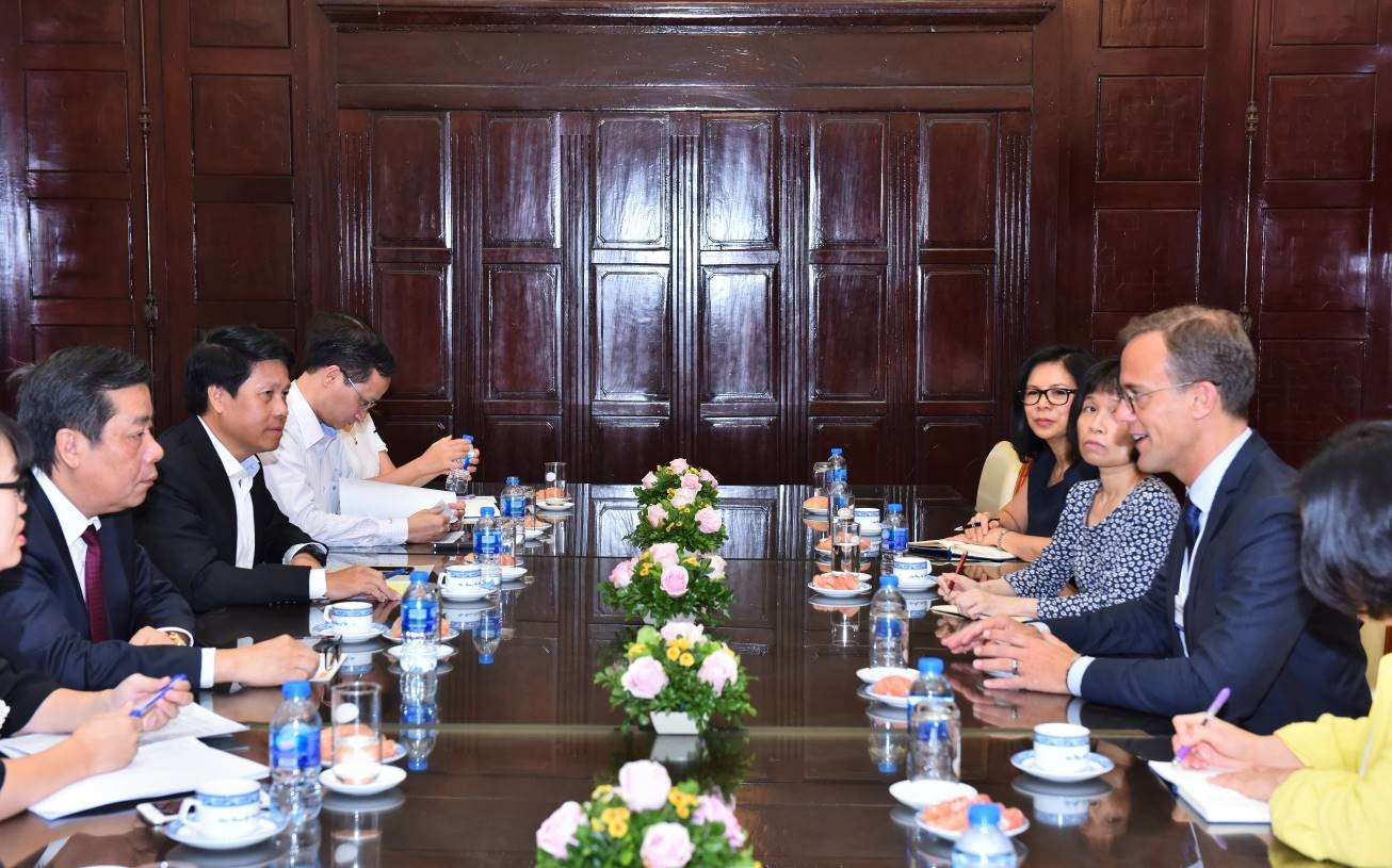 Phó Thống đốc Nguyễn Kim Anh làm việc với Phó Chủ tịch cấp cao của tổ chức thẻ quốc tế Visa
