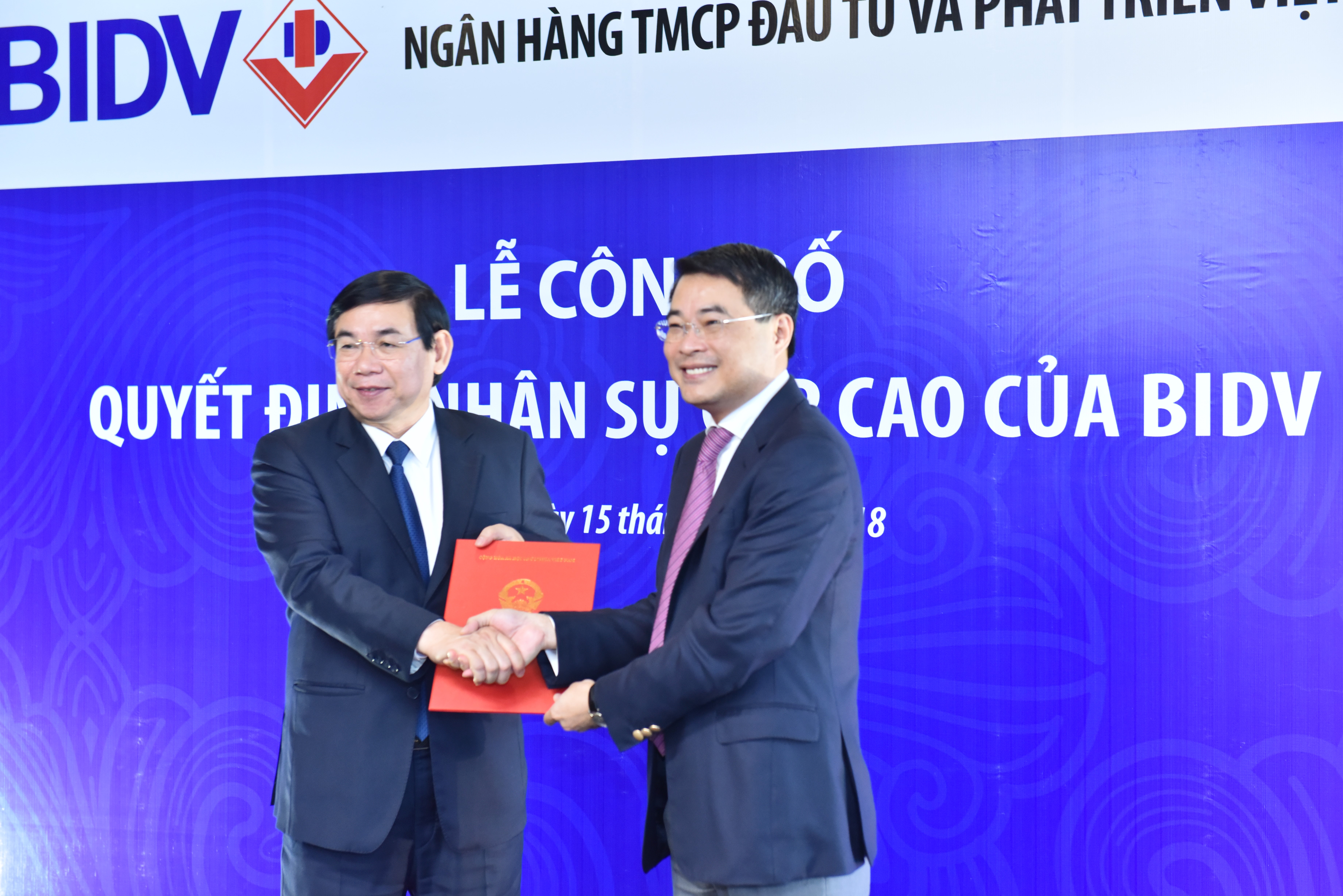 Thống đốc NHNN trao Quyết định, chúc mừng ông Phan Đức Tú