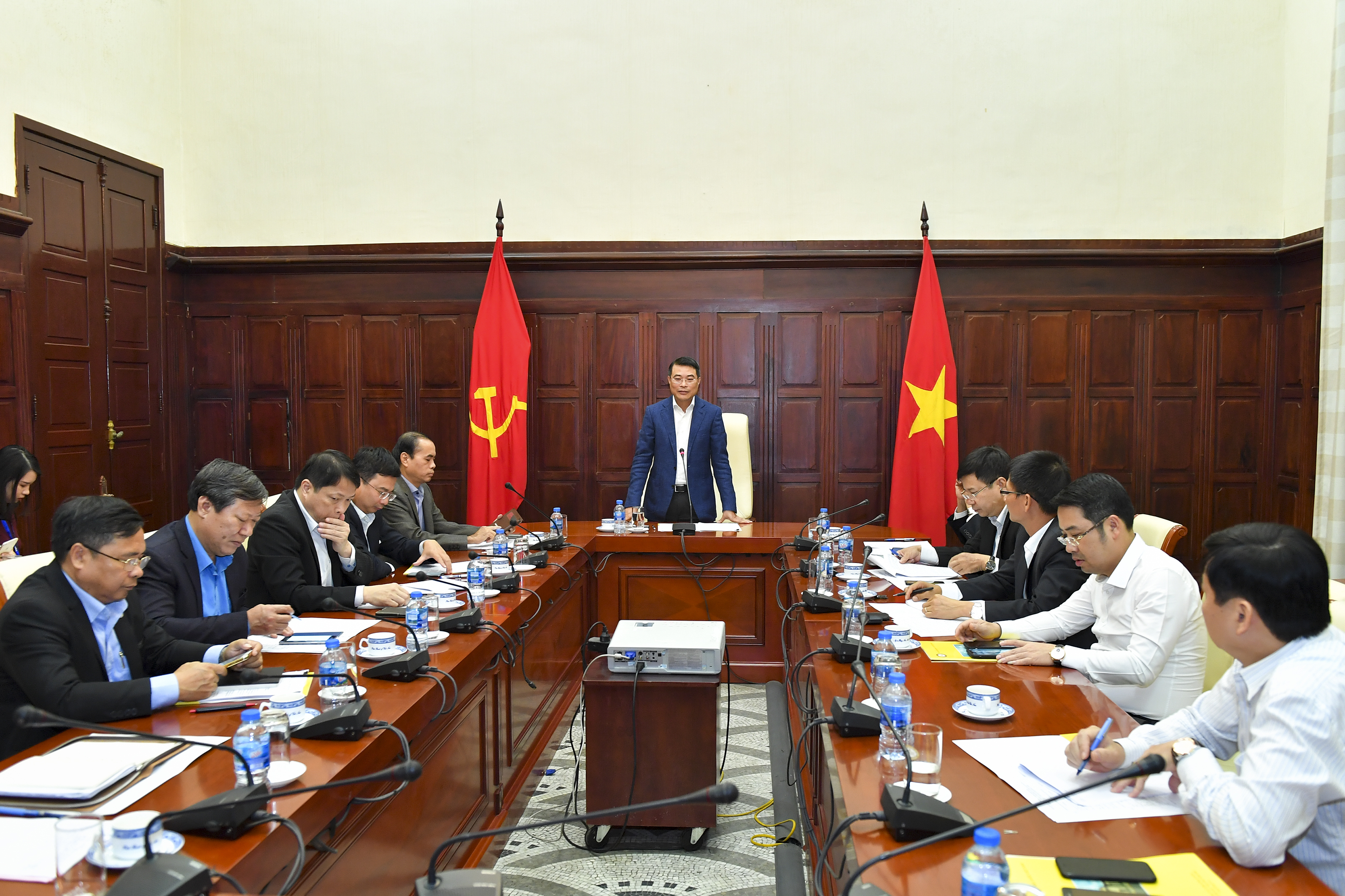 Thống đốc Lê Minh Hưng chủ trì cuộc họp