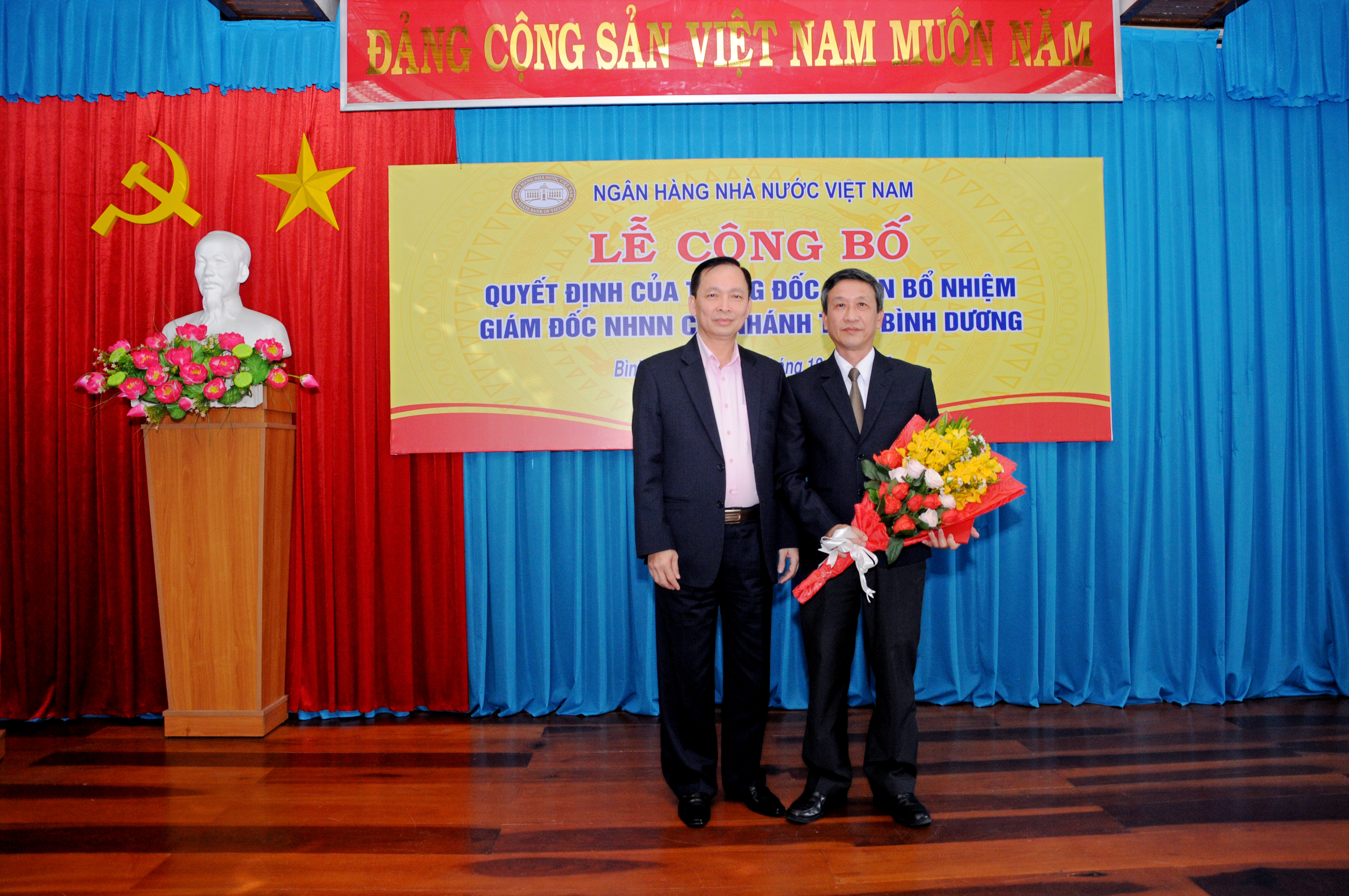 Phó Thống đốc NHNN Đào Minh Tú trao quyết định bổ nhiệm Giám đốc NHNN Chi nhánh tỉnh Bình Dương