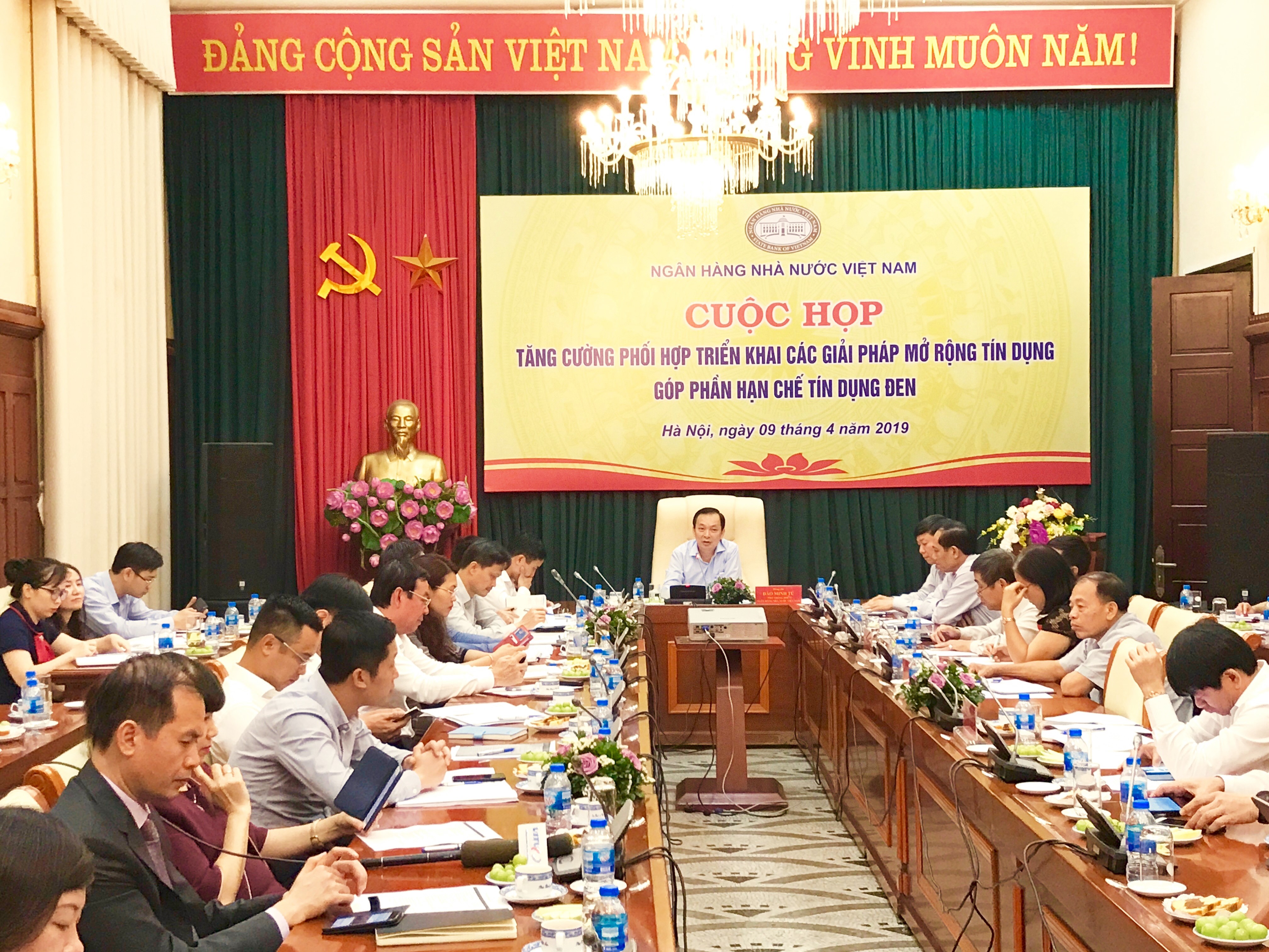 Phó Thống đốc NHNN Đào Minh Tú chủ trì cuộc họp