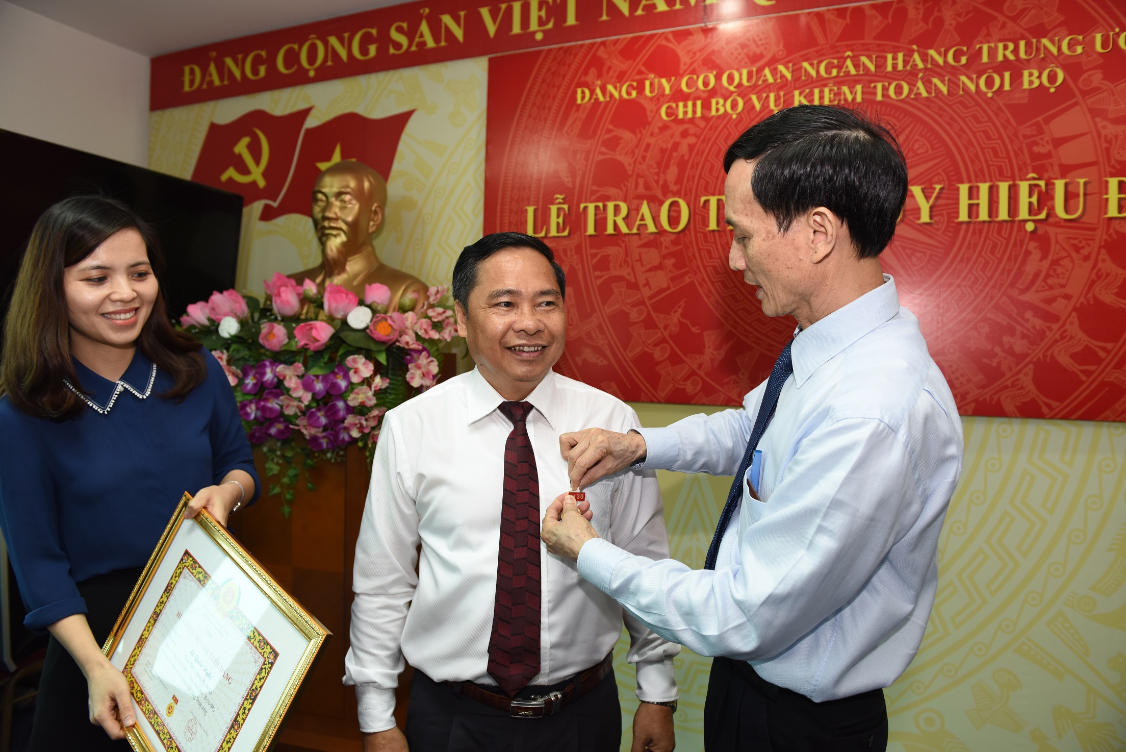 Đ/c Lê Quốc Nghị đón nhận Huy hiệu 30 năm tuổi Đảng