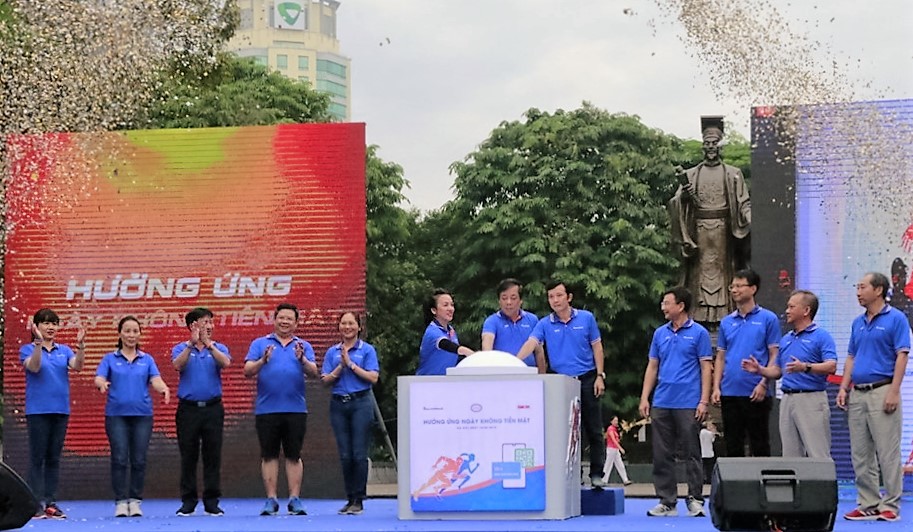 Ở Hà Nội, các lãnh đạo NHNN cùng Sacombank, báo Tuổi trẻ cũng nhấn nút kick off thể hiện quyết tâm hưởng ứng thanh toán không tiền mặt