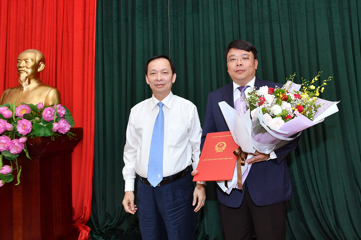 Deputy Governor Dao Minh Tu hands over the Governor’s Appointment Decision of the SBV Office Deputy Director General to Mr. Pham Tien Phong