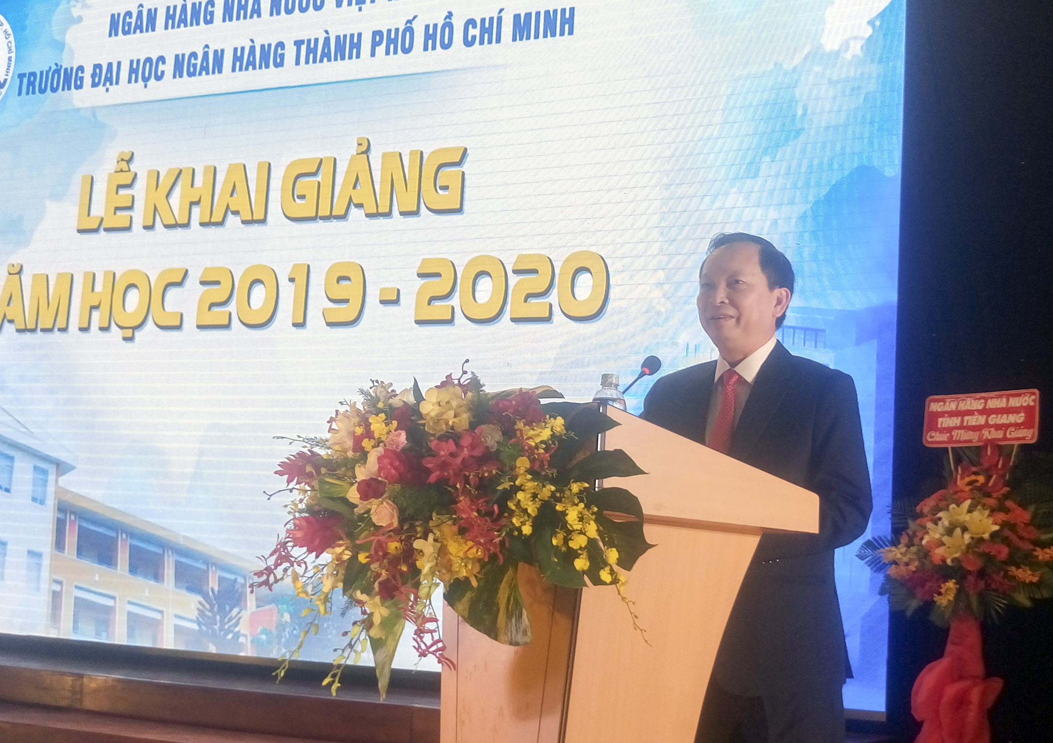Phó Thống đốc Đào Minh Tú phát biểu chỉ đạo tại buổi lễ khai giảng