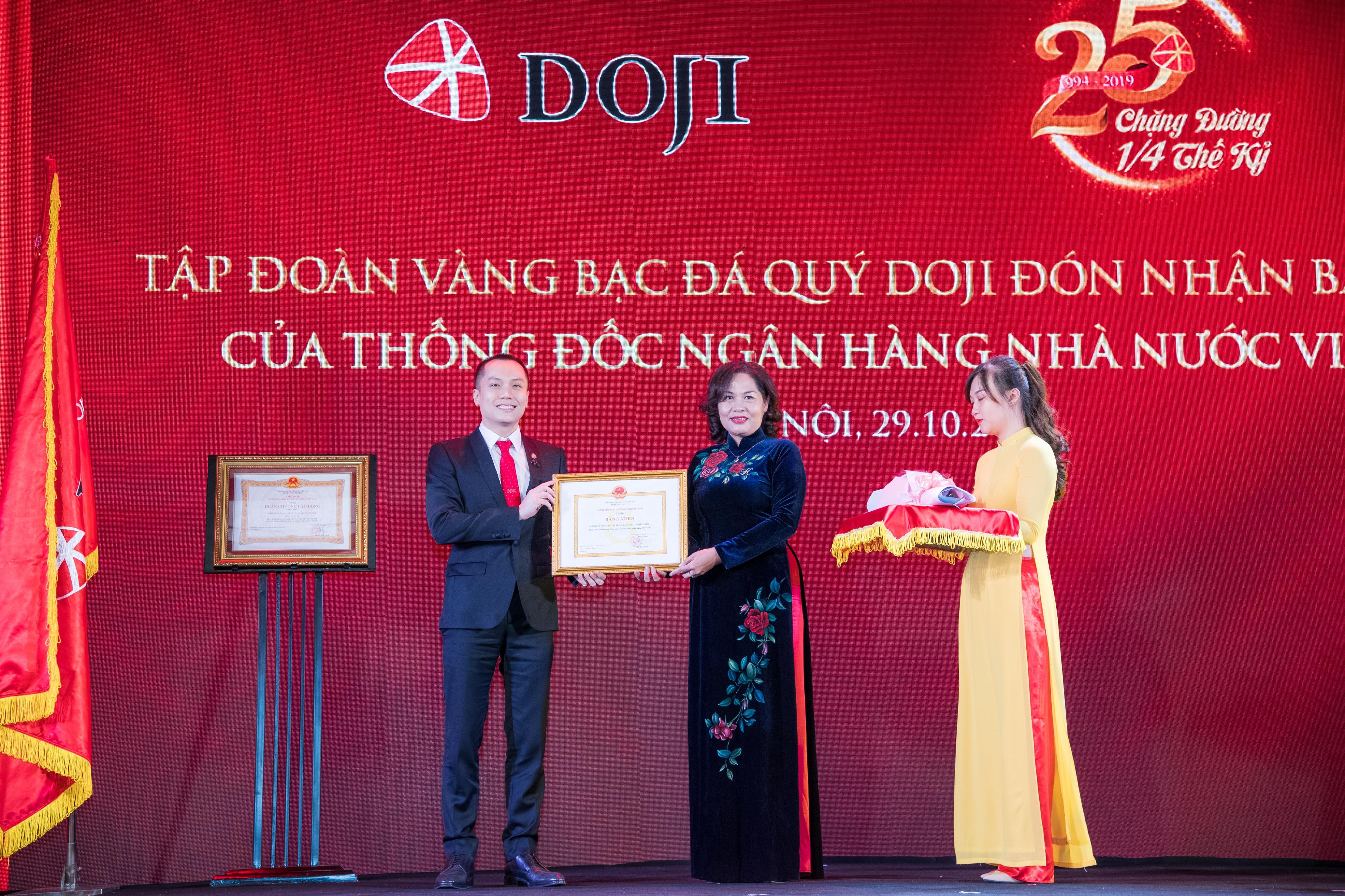 Phó Thống đốc Nguyễn Thị Hồng trao Bằng khen của Thống đốc NHNN cho ông Đỗ Minh Đức – Tổng Giám đốc Tập đoàn DOJI