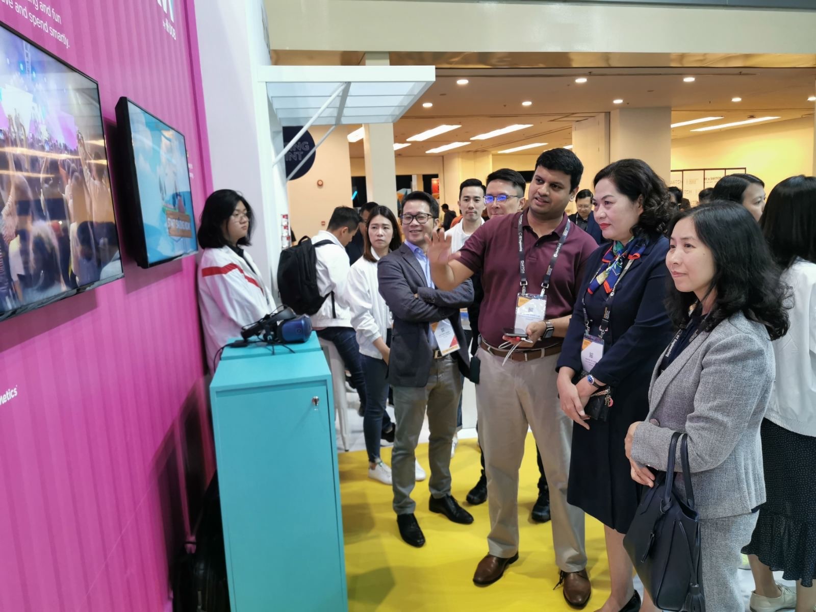 Đoàn NHNN nghe đại diện Ngân hàng UOB Singapore giới thiệu nền tảng ứng dụng TMRW cho các dịch vụ ngân hàng số trên siêu ứng dụng
