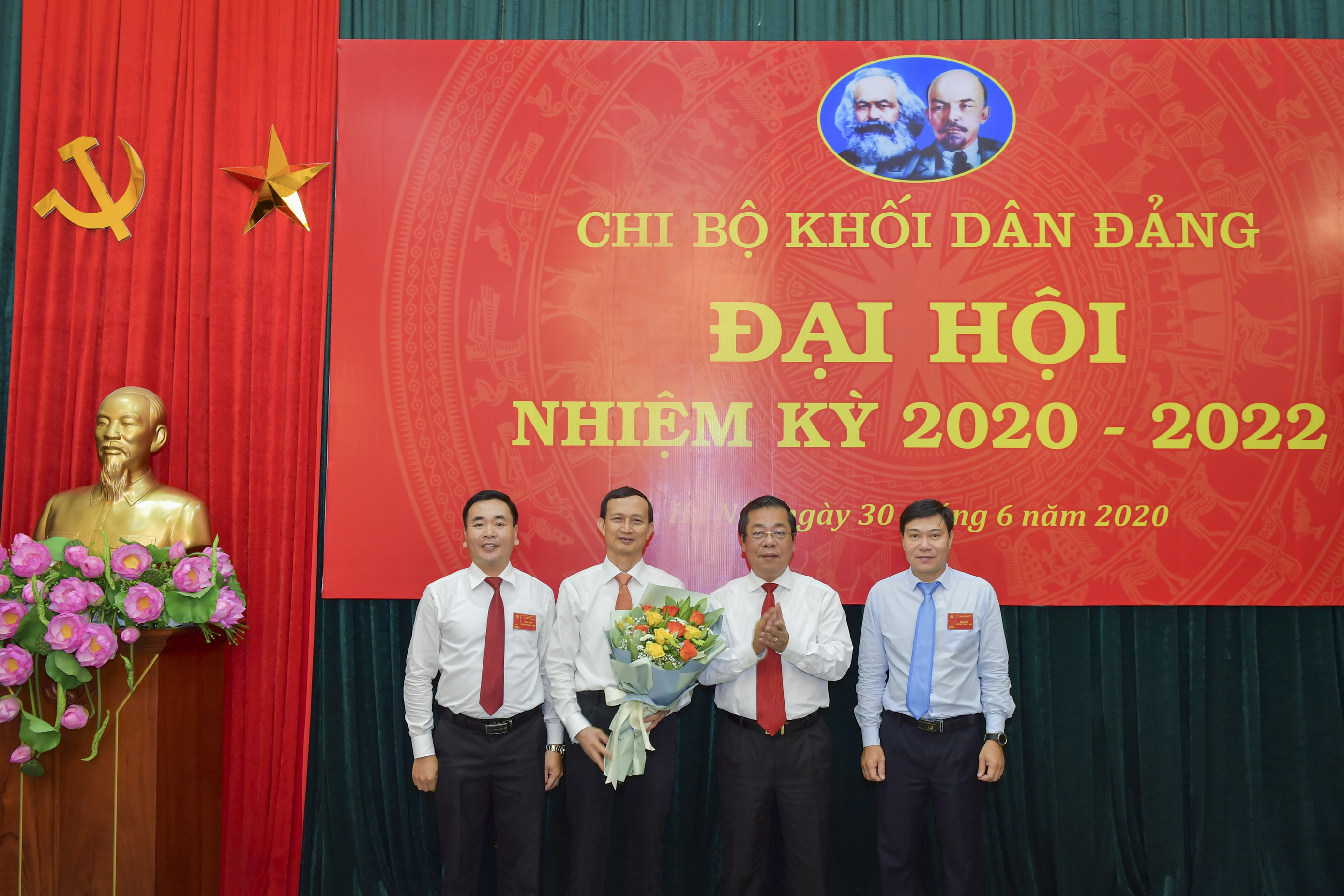 Phó Thống đốc NHNN Nguyễn Kim Anh chúc mừng Ban Chấp hành Chi bộ Khối Dân Đảng nhiệm kỳ 2020-2022