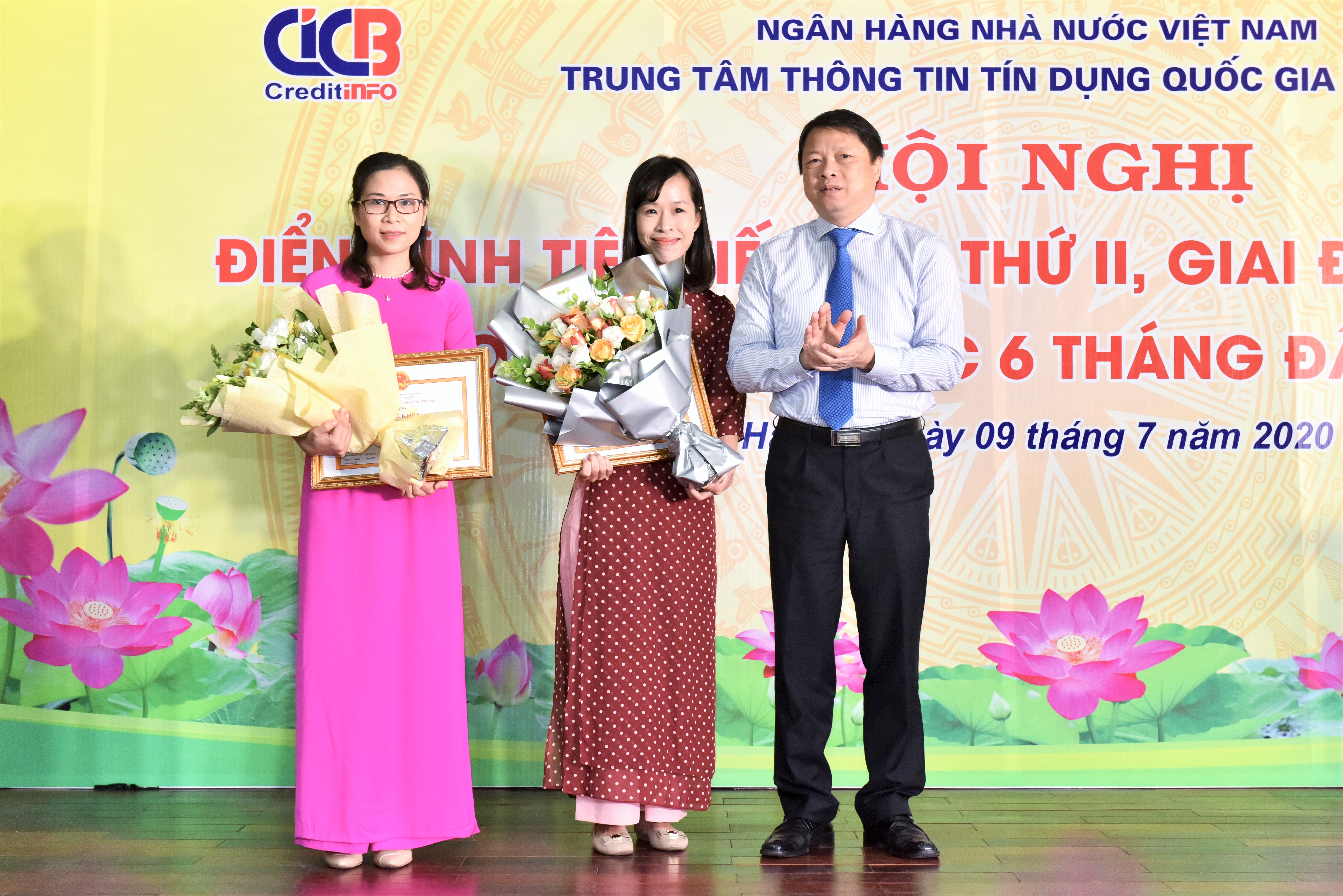 Ông Nguyễn Văn Du - Quyền Chánh Thanh tra, giám sát ngân hàng trao Bằng khen của Thống đốc NHNN cho 02 tập thể đạt thành tích suất sắc