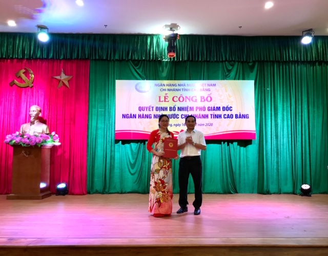 20200720095657478Thừa ủy quyền Thống đốc, Đc Hoàng Văn Cao - Giám đốc Chi nhánh trao Quyết định bổ nhiệm chức vụ Phó Giám đốc đối với Đc Lê Thị Kiều Vân