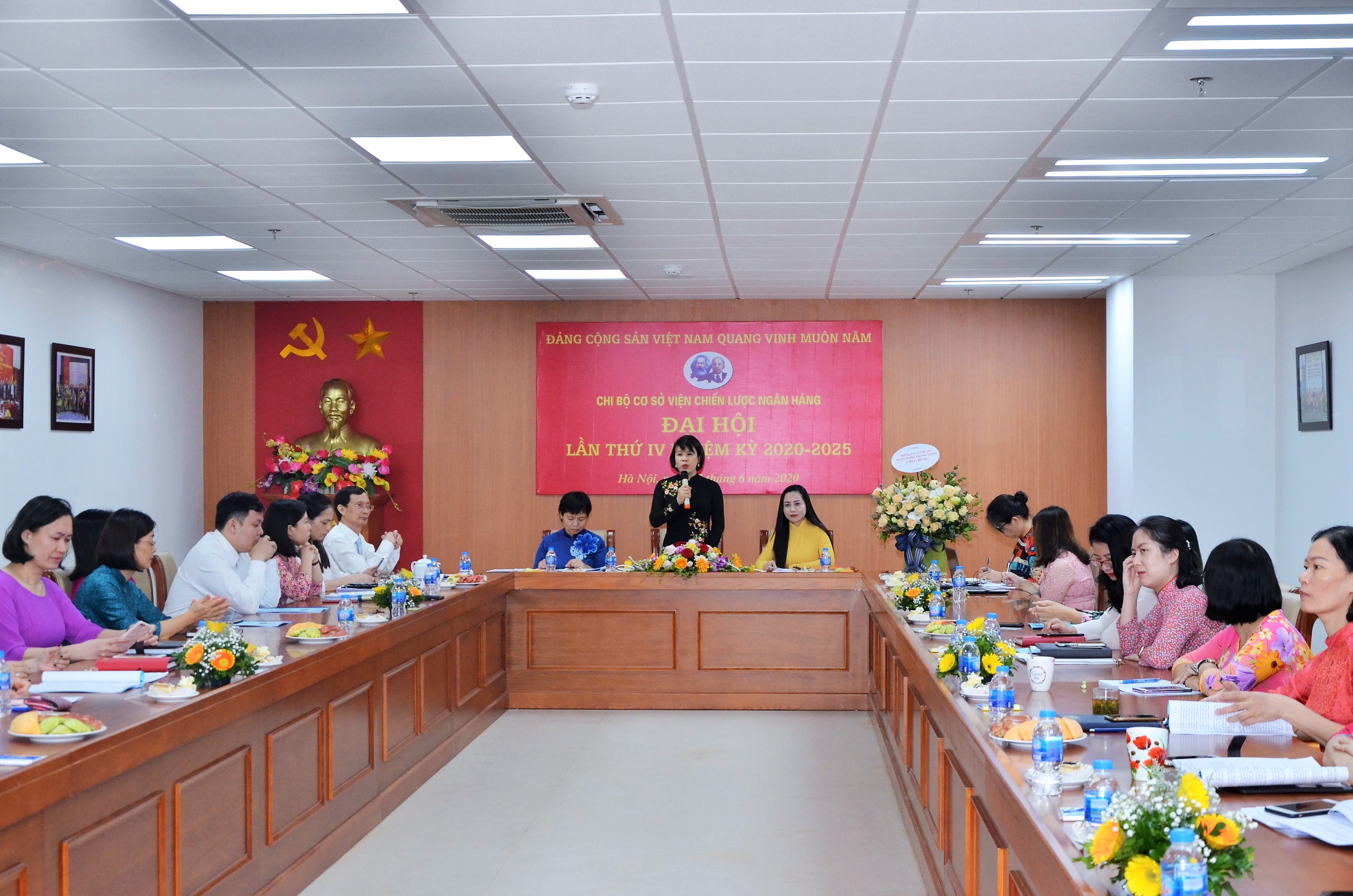 Hình ảnh chi bộ Viện Chiến lược Ngân hàng