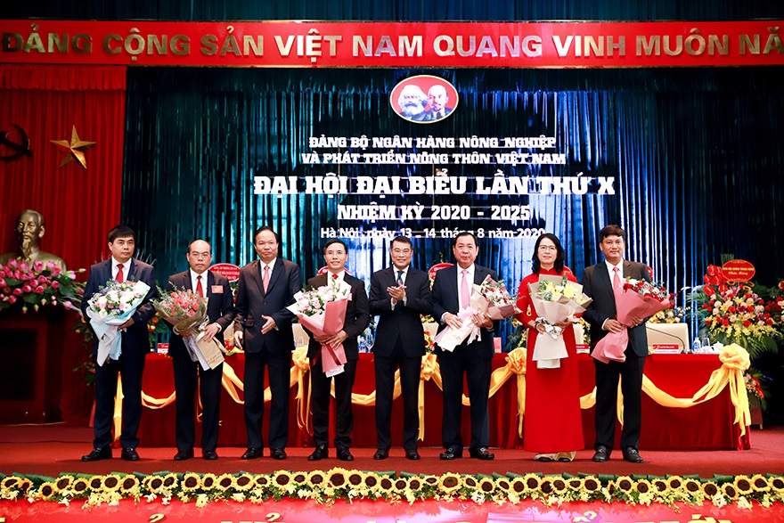 Thống đốc NHNN Lê Minh Hưng, Phó Bí thư Đảng ủy Khối Doanh nghiệp Trung ương Lê Văn Châu chúc mừng Ban Thường vụ Đảng ủy Agribank nhiệm kỳ 2020 - 2025