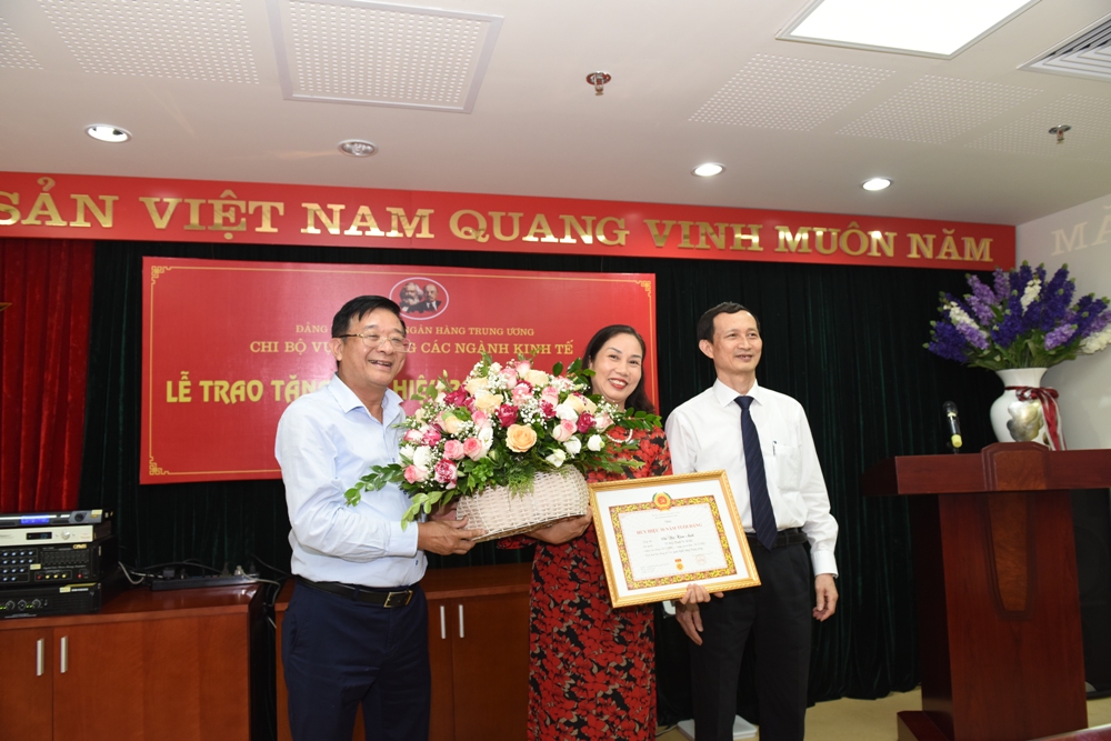 Đảng viên Vũ Thị Kim Ánh đón nhận Huy hiệu 30 năm tuổi Đảng