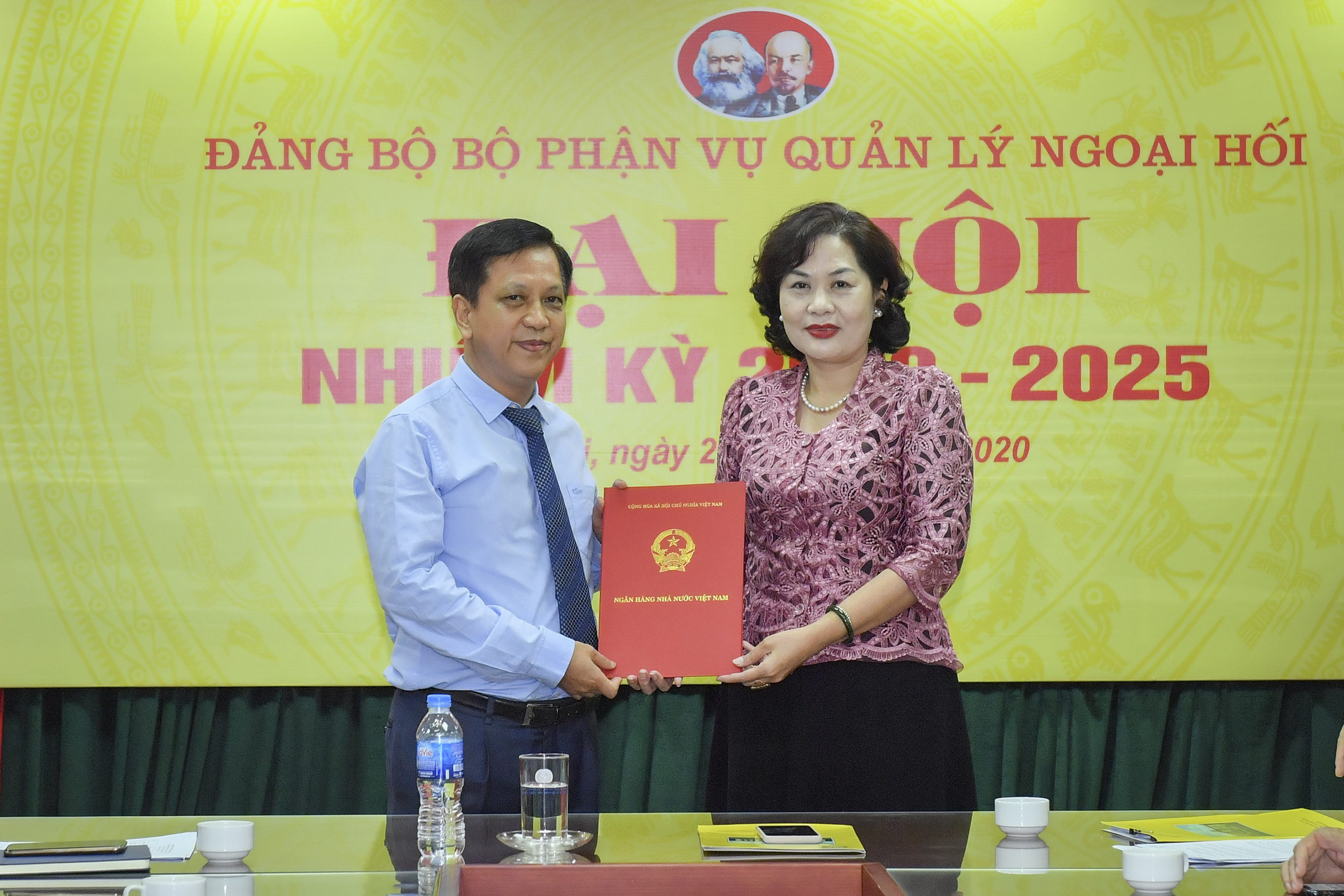 SBV Deputy Governor Nguyen Thi Hong hands over the SBV Governor’s Decision to Mr. Dao Xuan Tuan