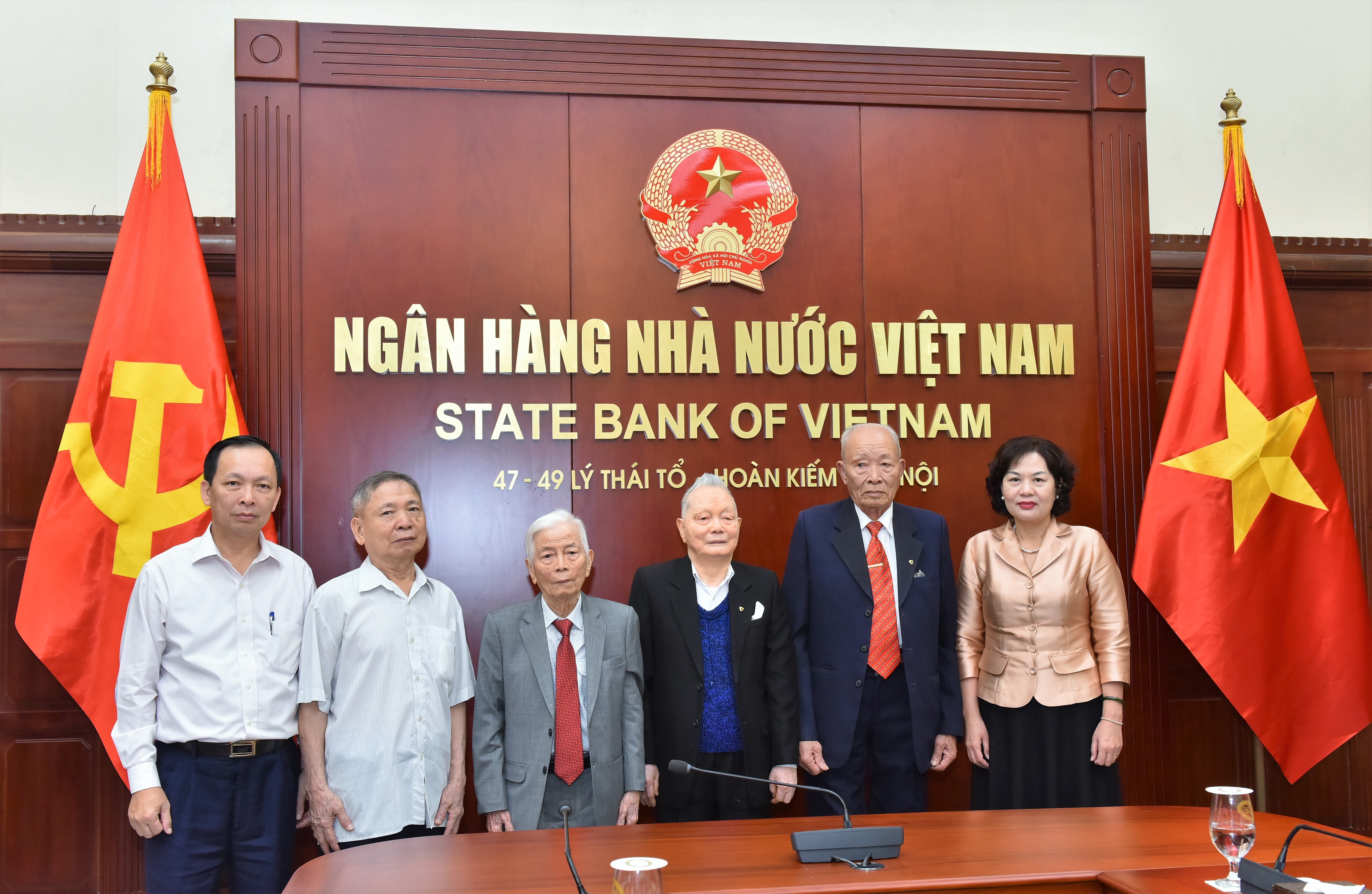 Đ/c Đào Minh Tú - Phó Thống đốc thường trưc NHNN và Đ/c Nguyễn Thị Hồng - Phó Thống đốc NHNN, chụp ảnh lưu niệm với các cán bộ Ban B29