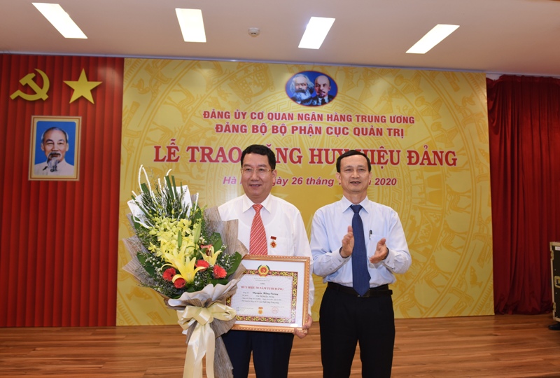 Đồng chí Nguyễn Hồng Cương đón nhận Huy hiệu 30 năm tuổi Đảng