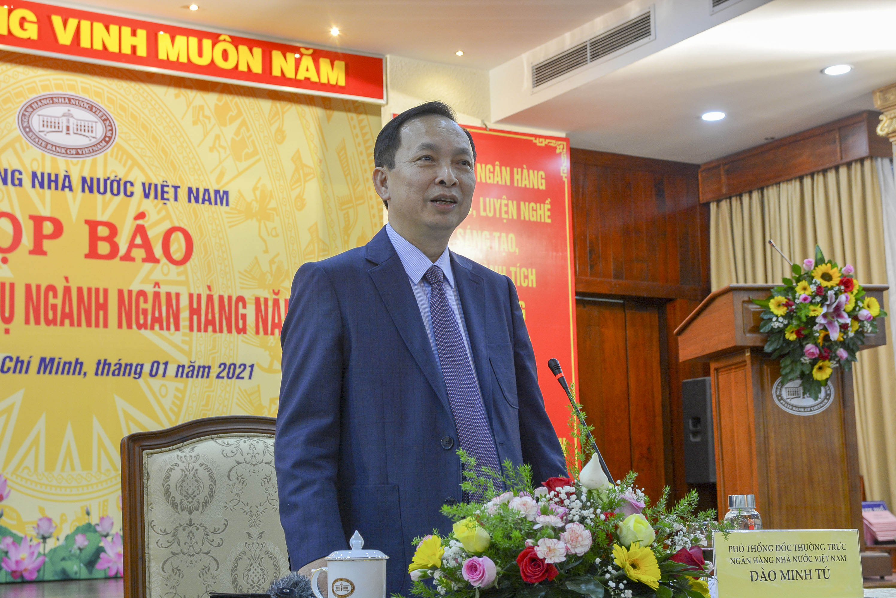 Phó Thống đốc thường trực Đào Minh Tú phát biểu tại buổi họp báo