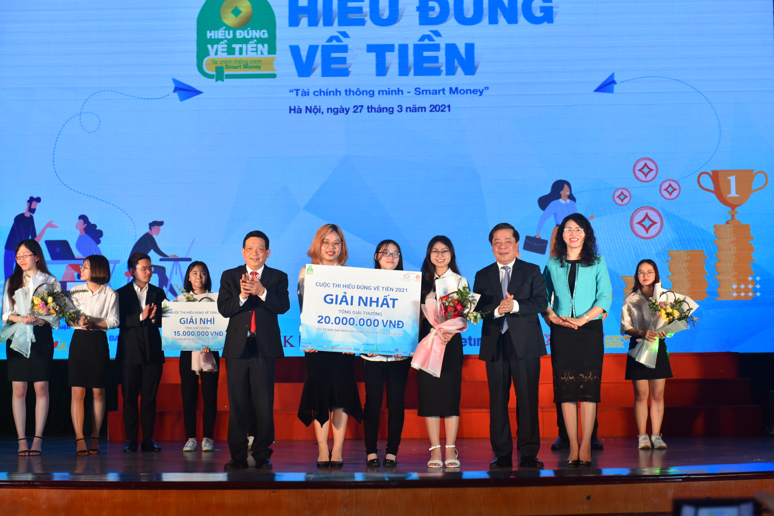 Ban Tổ chức trao thưởng cho các đội giành giải cuộc thi "Hiểu đúng về tiền" năm 2021