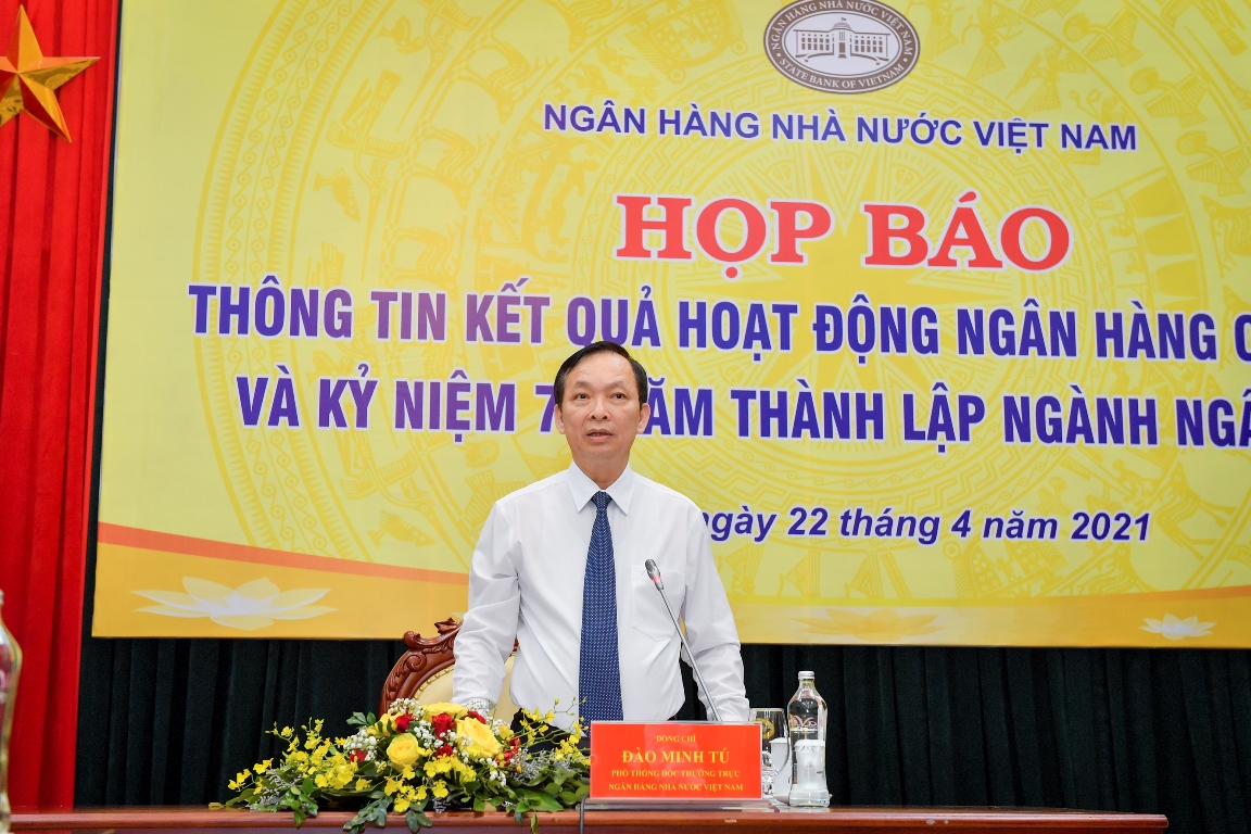 Phó Thống đốc thường trực NHNN Đào Minh Tú phát biểu tại buổi họp báo