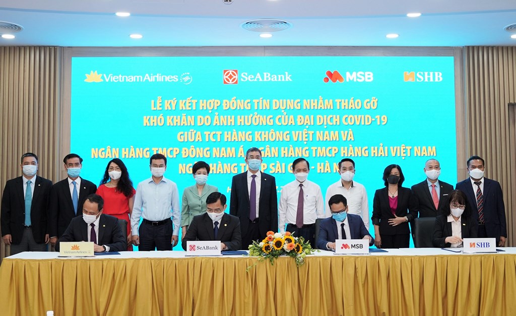 Phó Thống đốc thường trực Đào Minh Tú cùng các đại biểu chứng kiến Lễ ký kết hợp đồng tín dụng